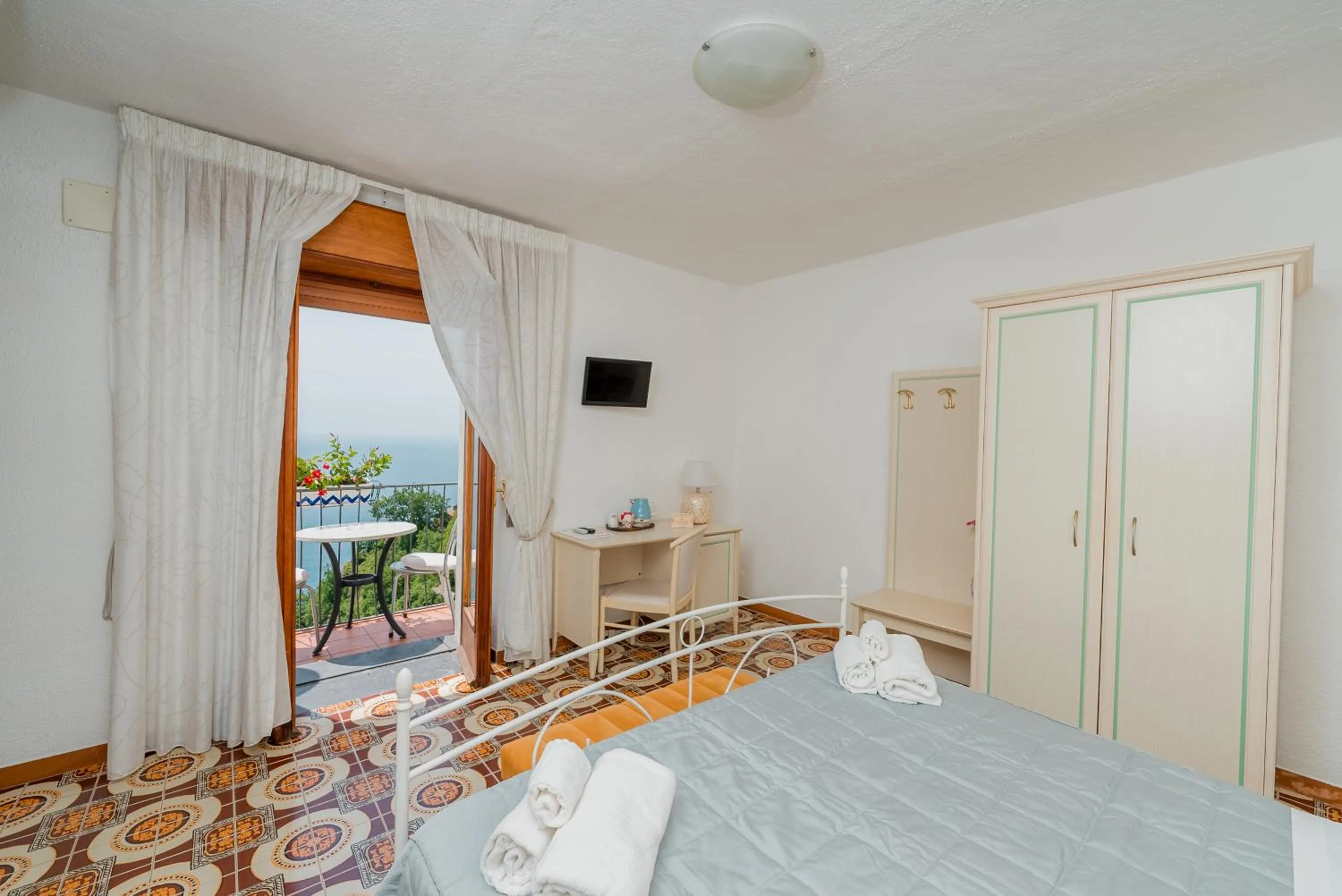 Balcony/Terrace, Bed in Albergo Diffuso Bacco Furore