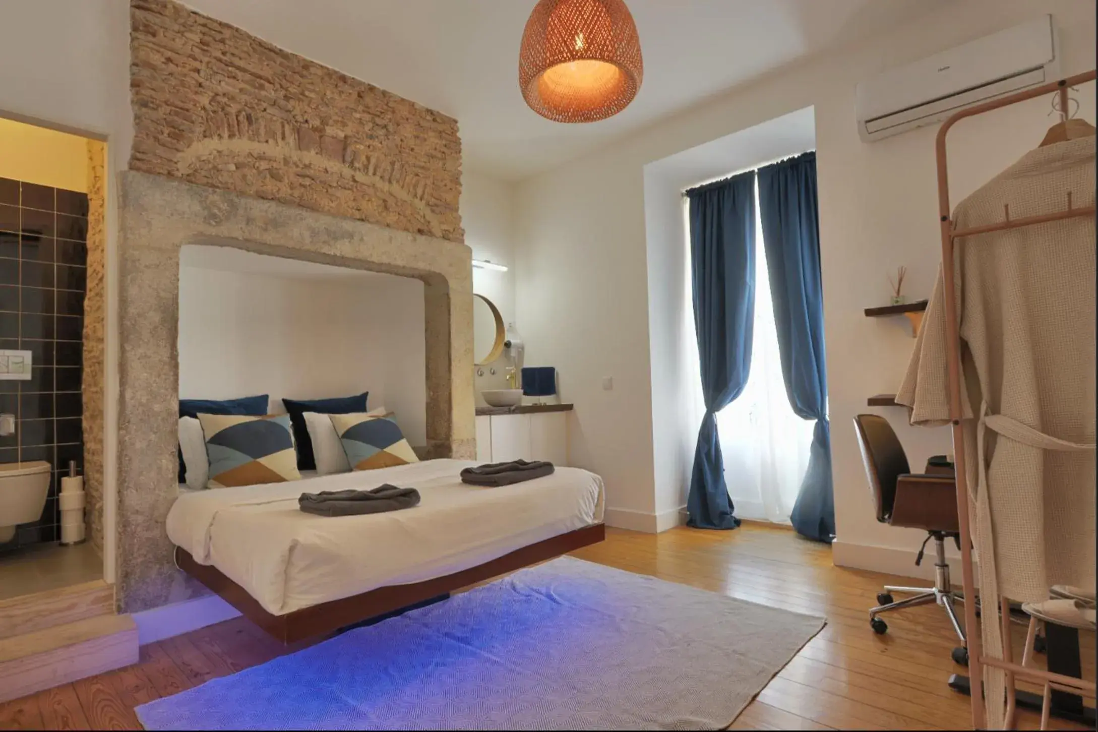 Deluxe Private Room with Queen Bed and Private Bathroom in Lisbon Lounge Hostel Deluxe Private Room with Queen Bed and Private Bathroom in Lisbon Lounge Hostel