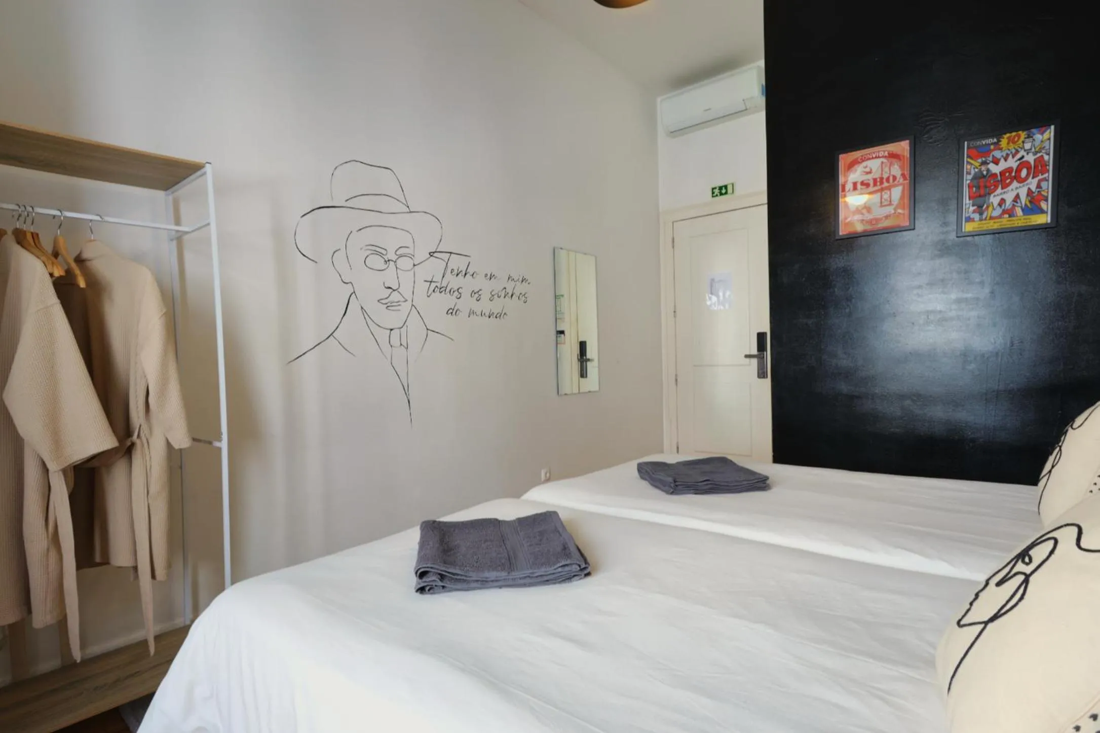 Standard Double Room with Shared Bathroom in Lisbon Lounge Hostel