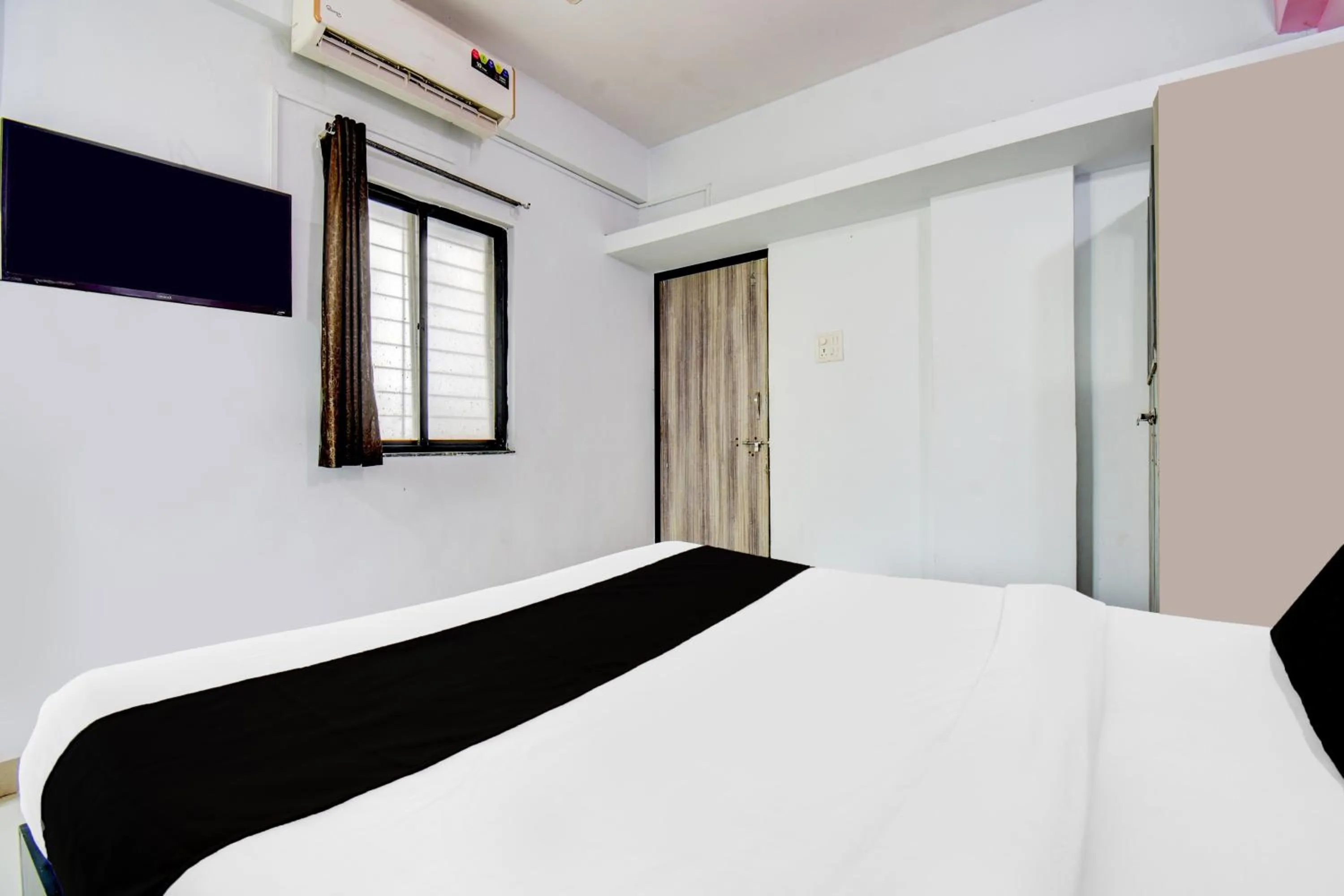 Bedroom, Bed in Super Hotel O Western Avenue Pune Formerly Happy Stay