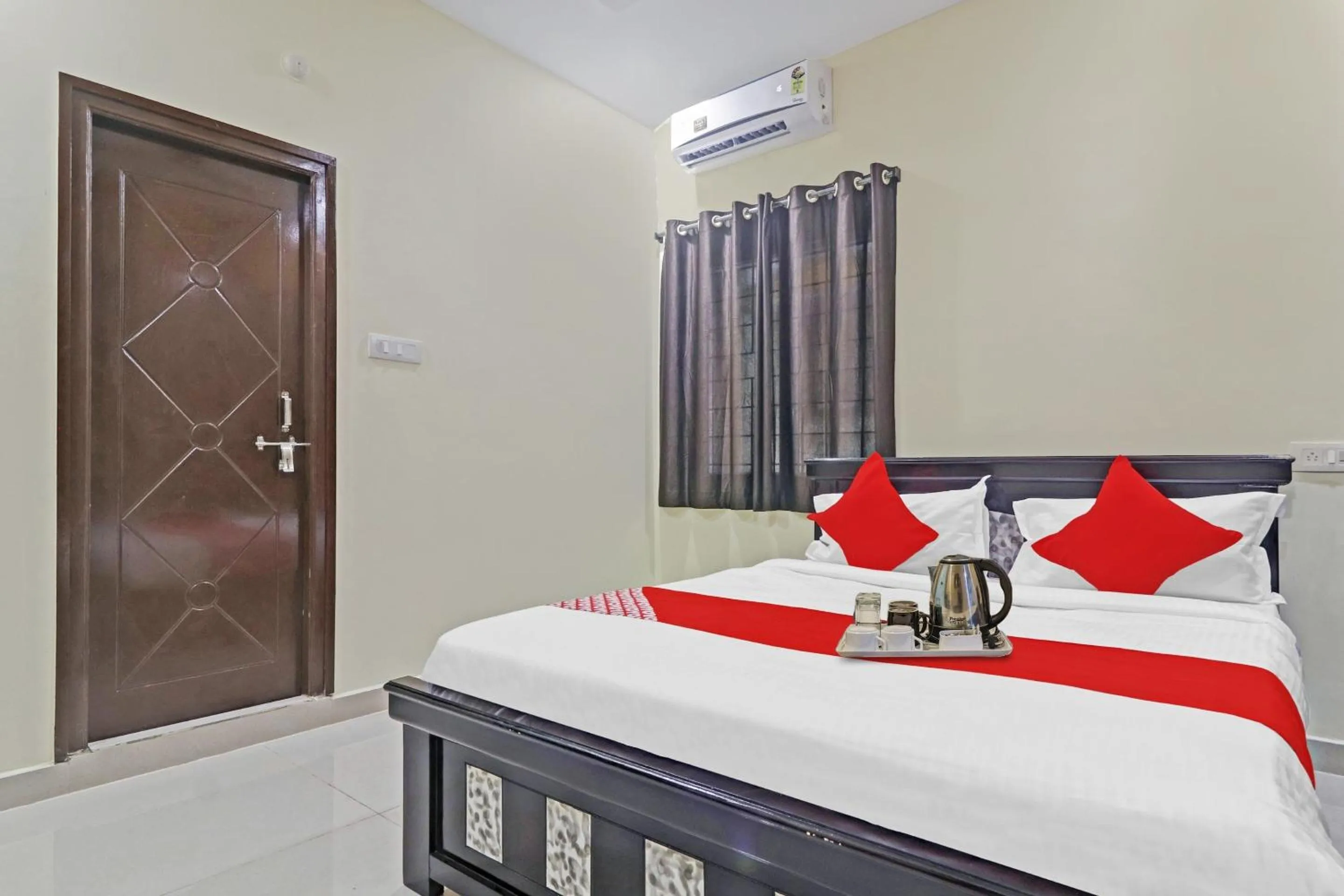 Facade/entrance, Bed in Hotel O Hanuma Residency