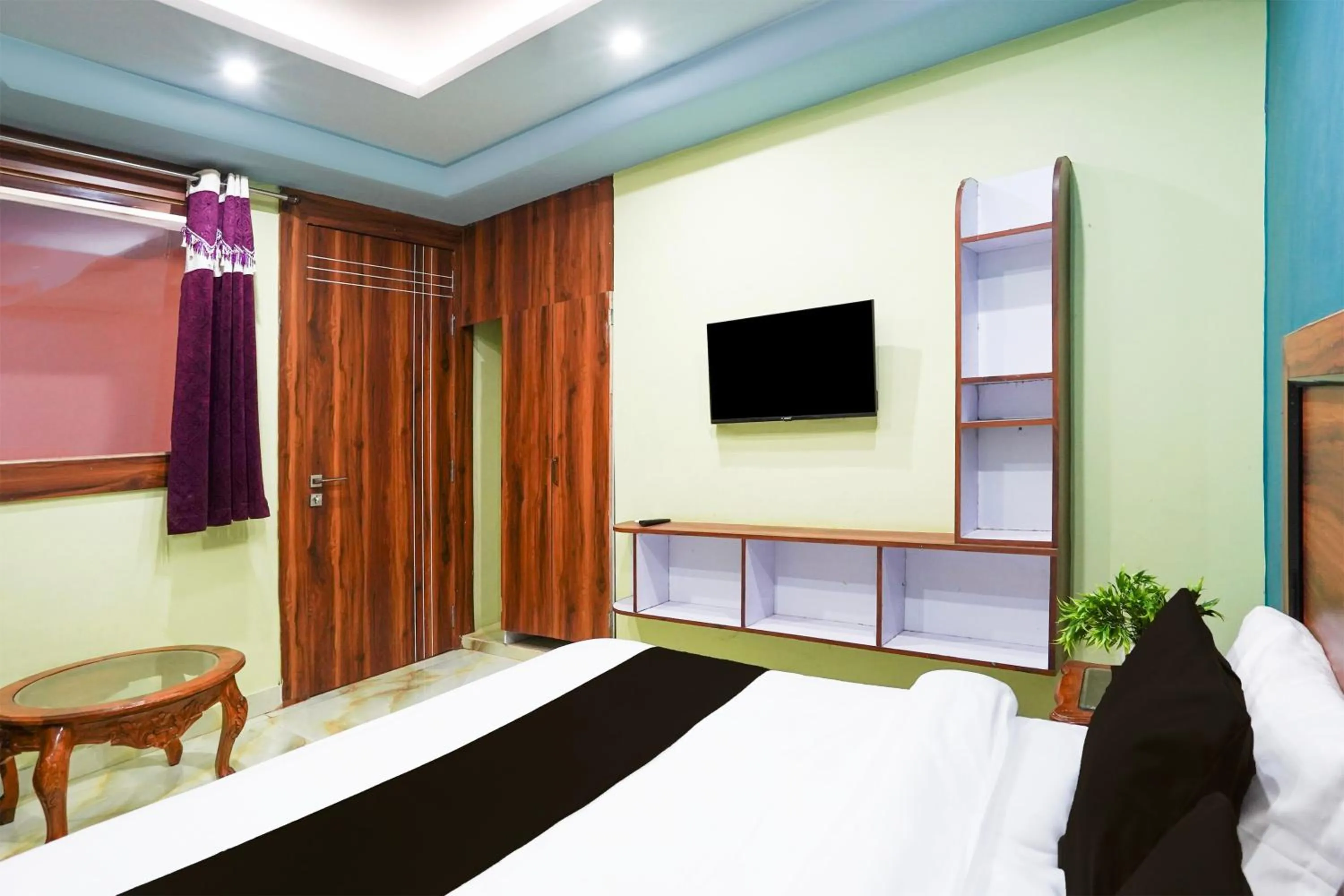 Bedroom, Bed in Hotel O Balaknath Temple Road Tapovan