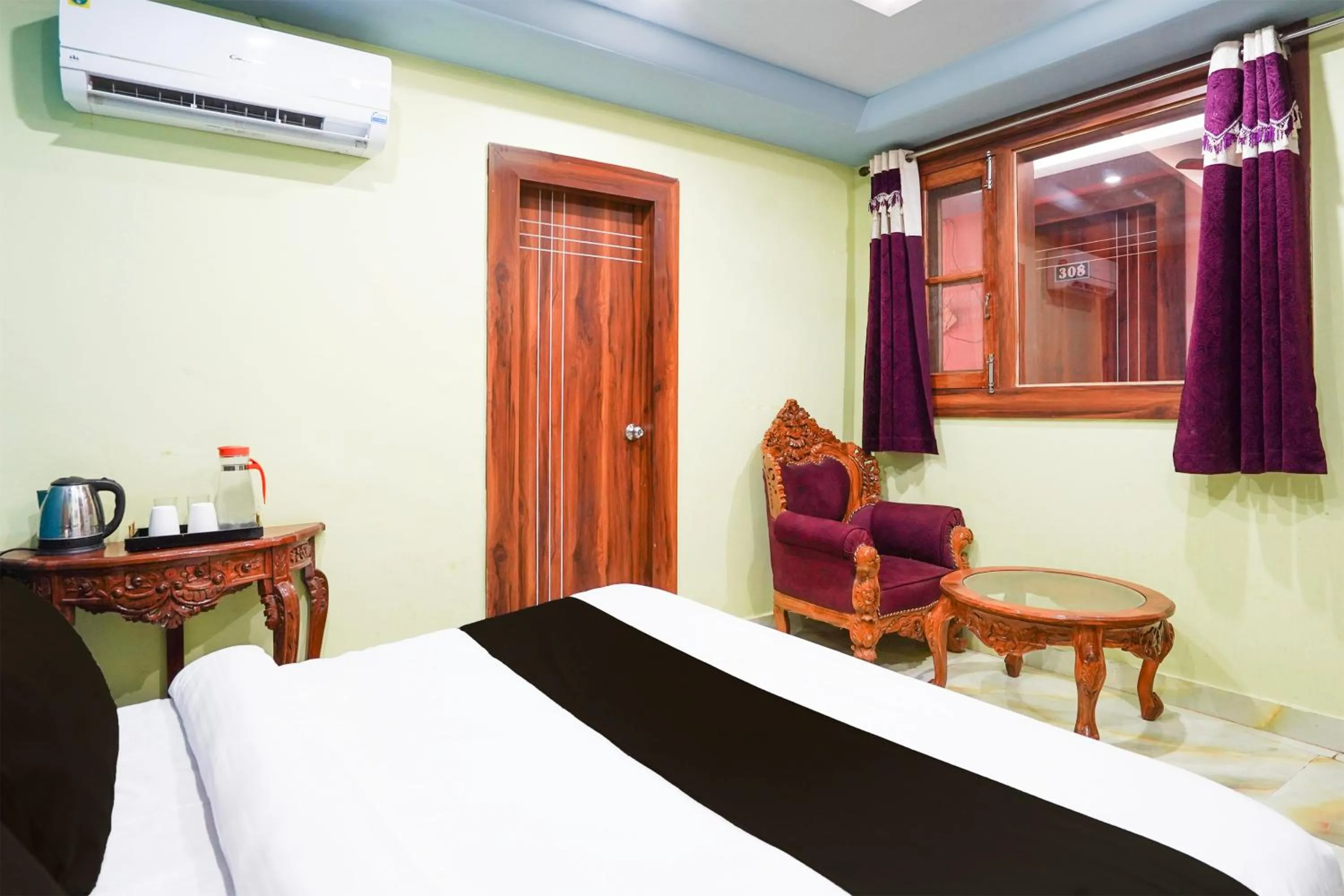Bedroom, Bed in Hotel O Balaknath Temple Road Tapovan