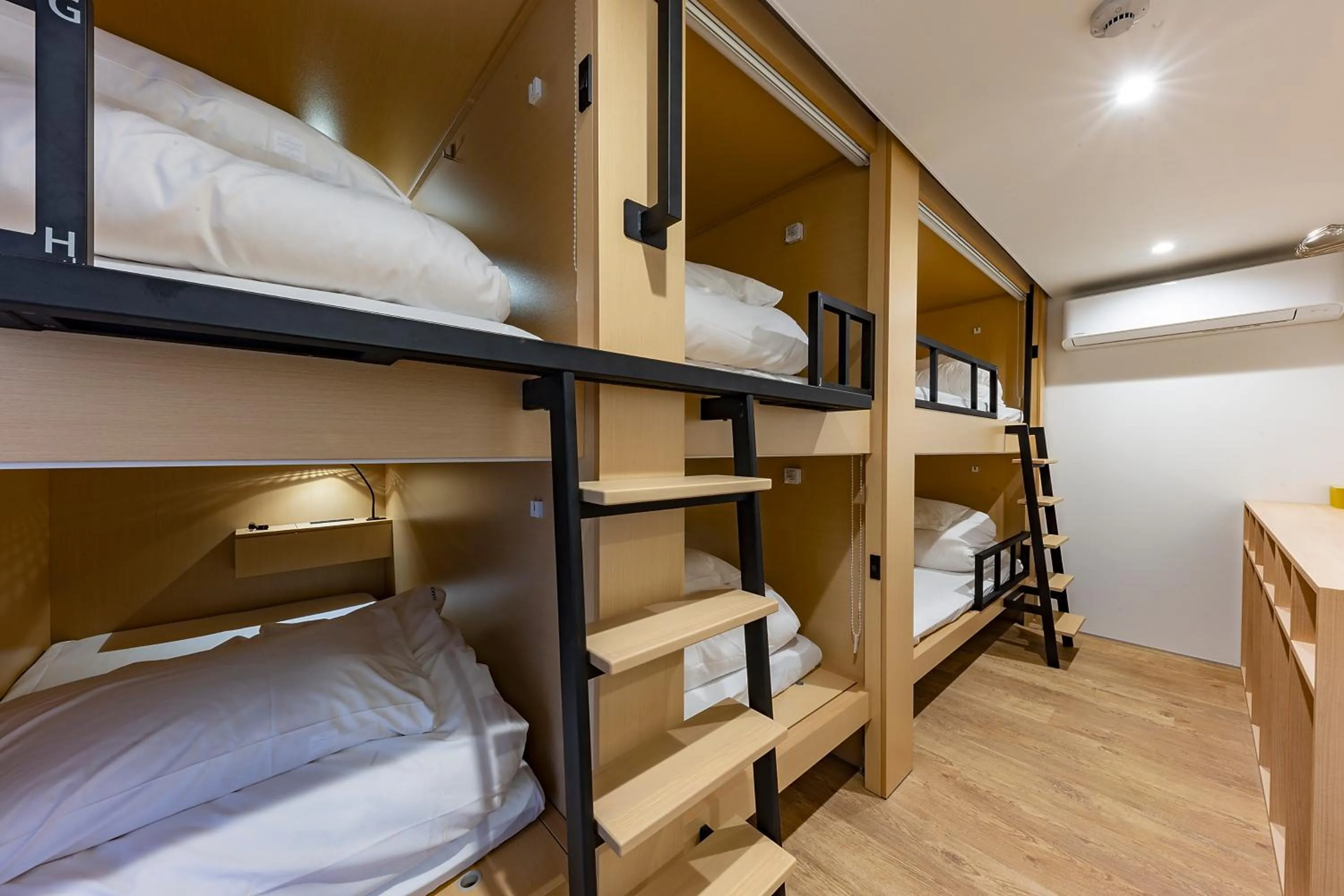 bunk bed, Bed in plat hostel keikyu kamakura wave