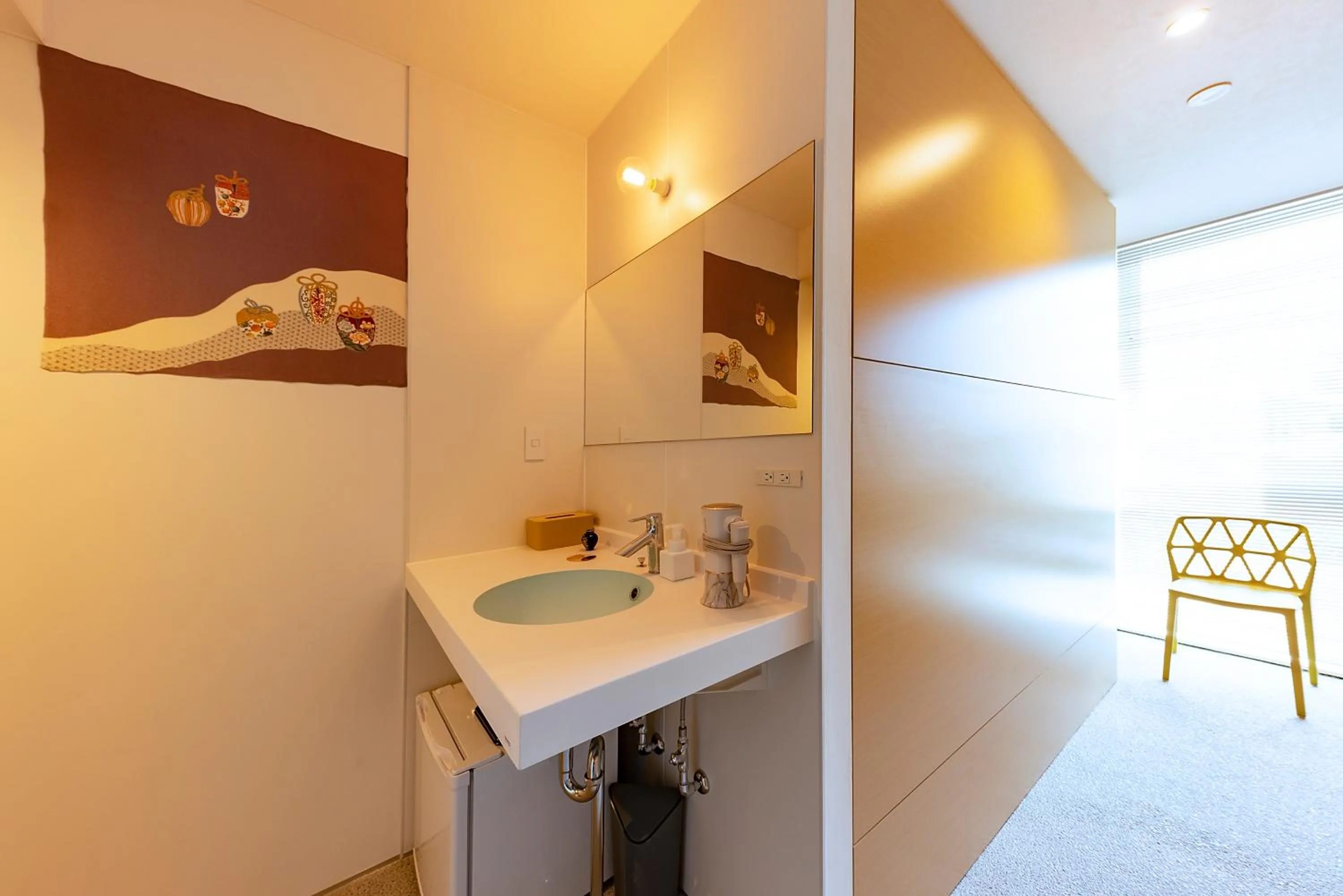 Photo of the whole room in plat hostel keikyu kamakura wave