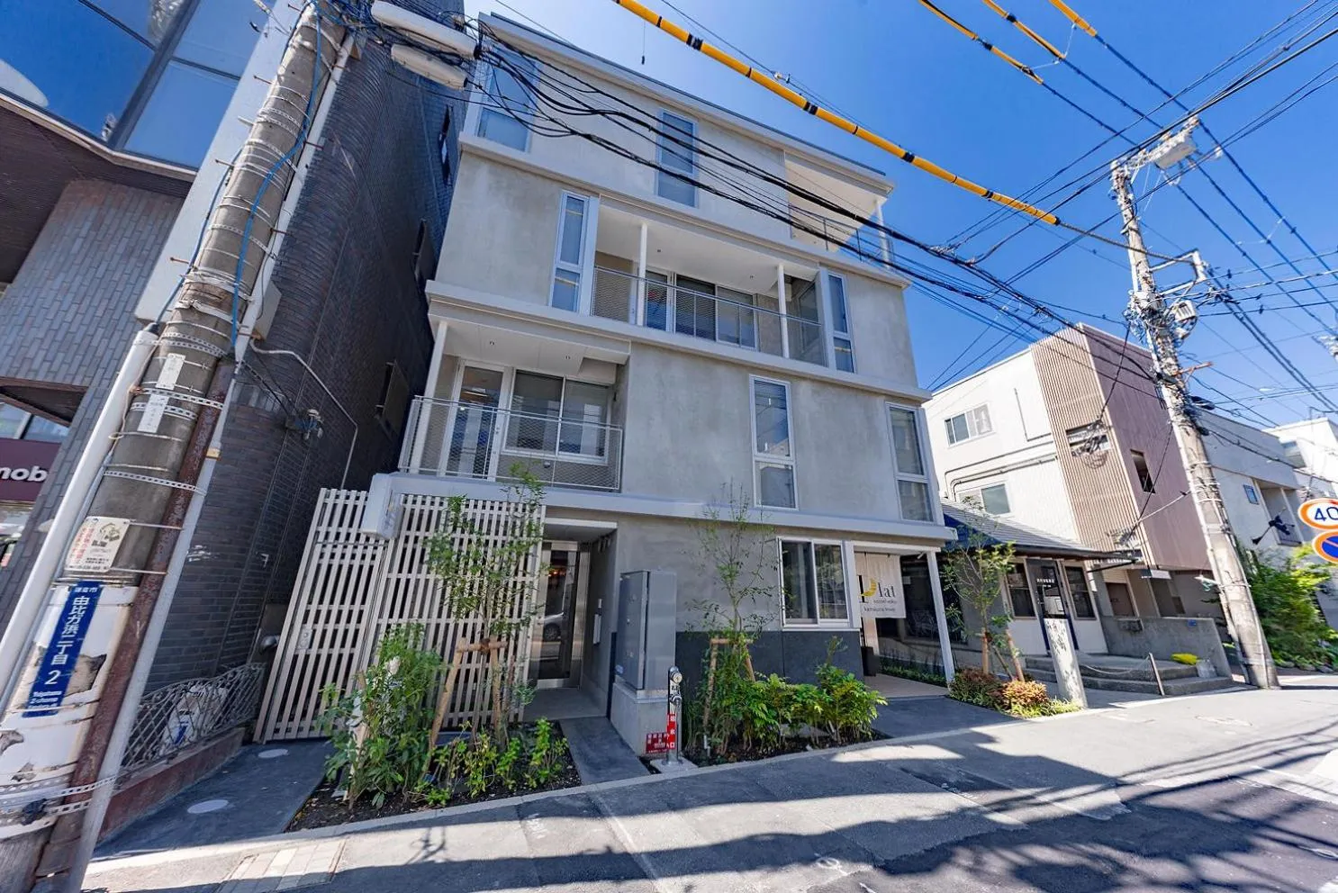 Property building in plat hostel keikyu kamakura wave