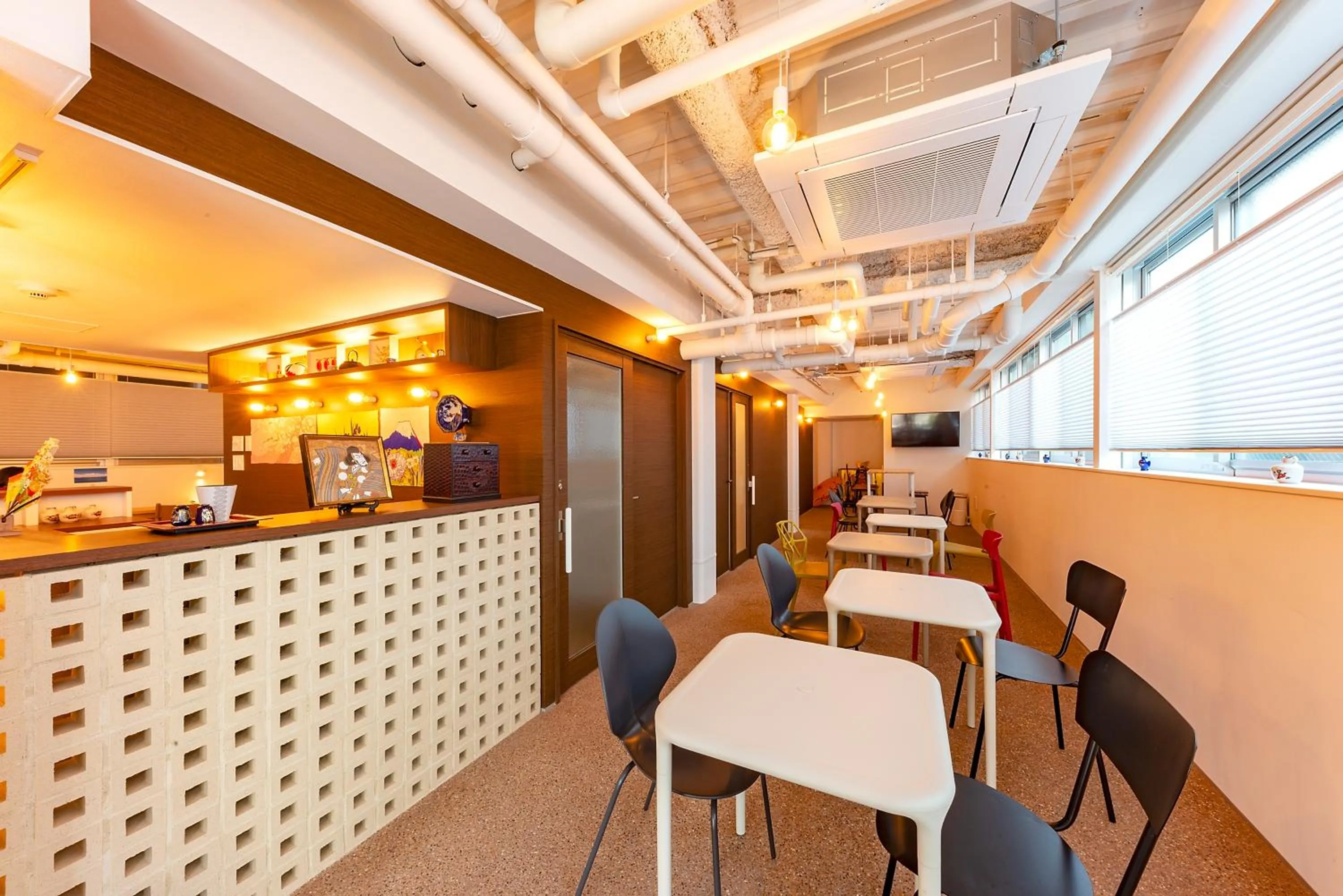 Restaurant/places to eat in plat hostel keikyu kamakura wave