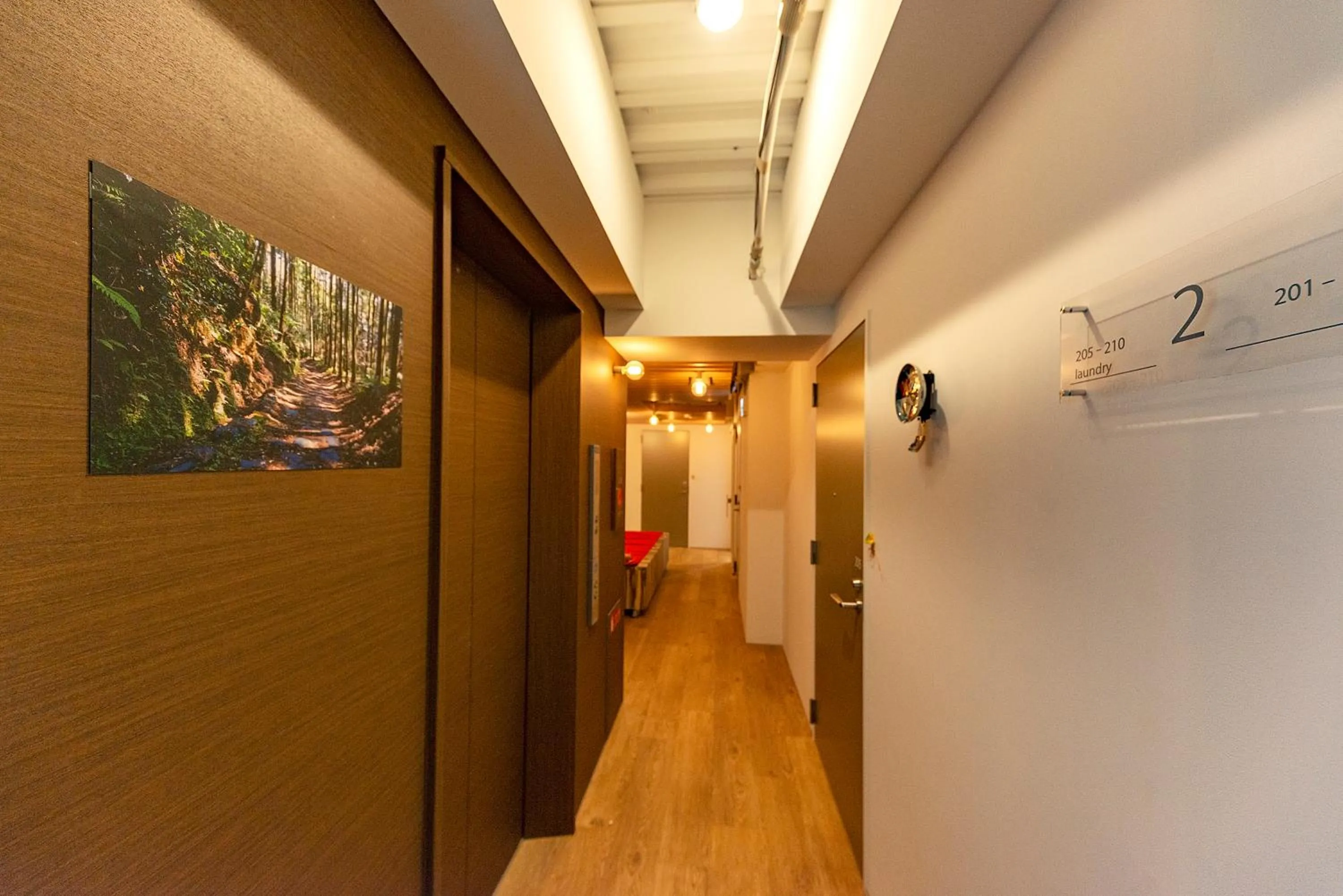 elevator in plat hostel keikyu kamakura wave