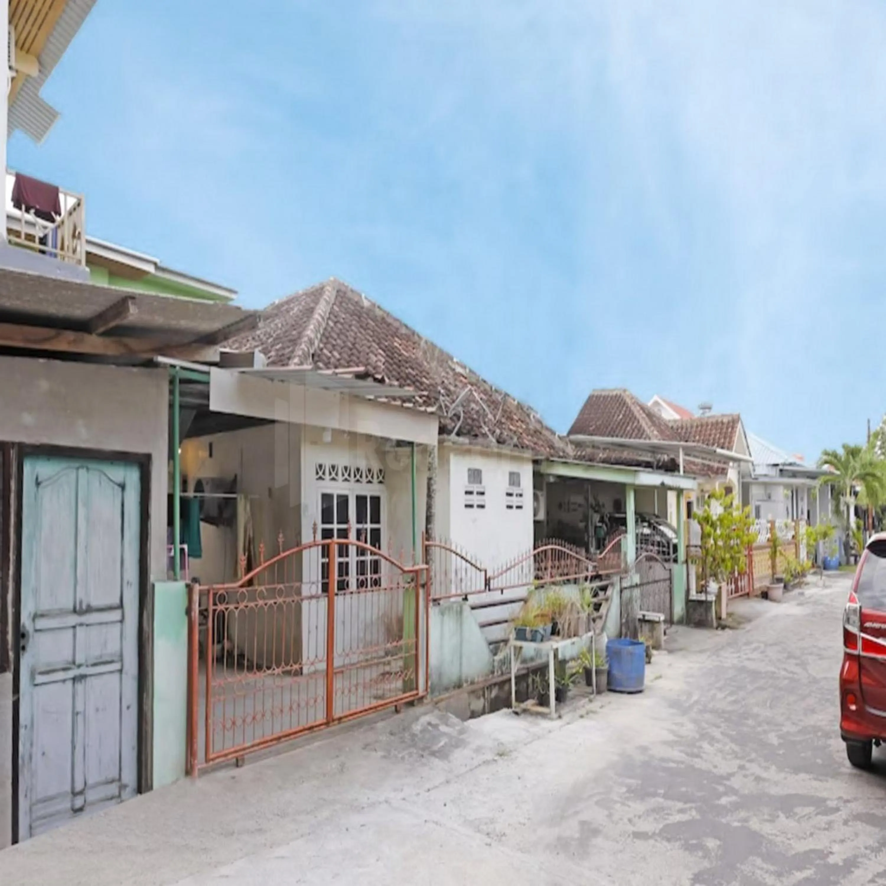 Facade/entrance in Wisma Pinggir Mitra RedDoorz