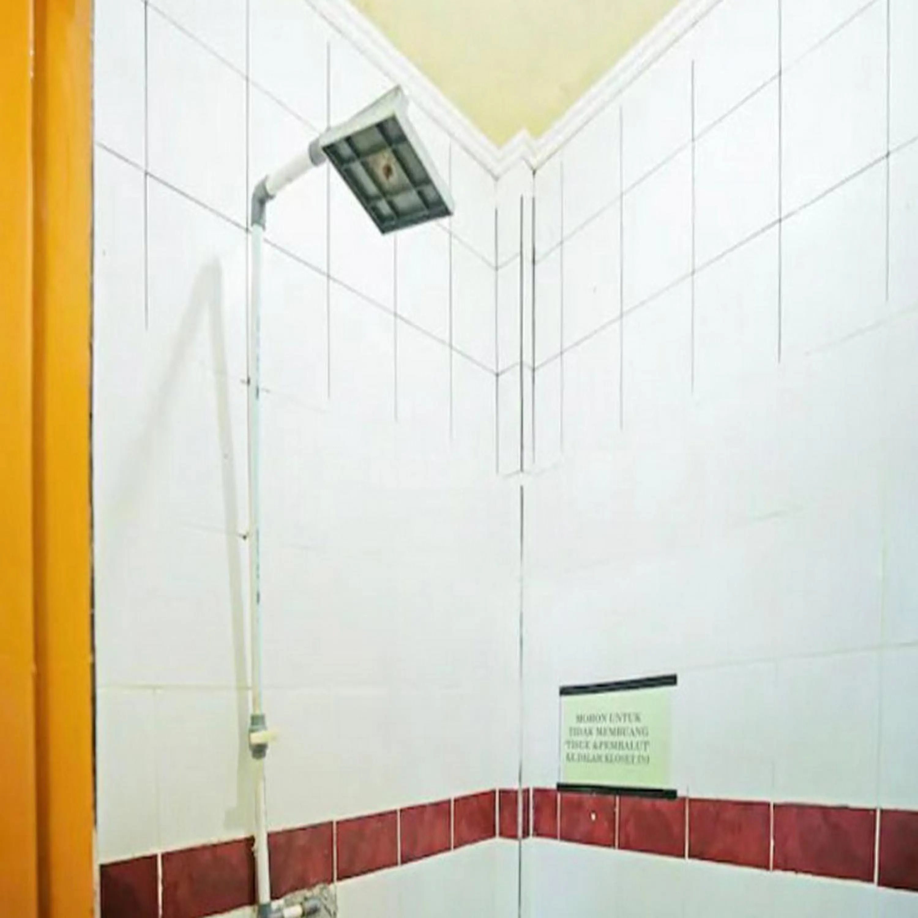 Bathroom in Wisma Pinggir Mitra RedDoorz