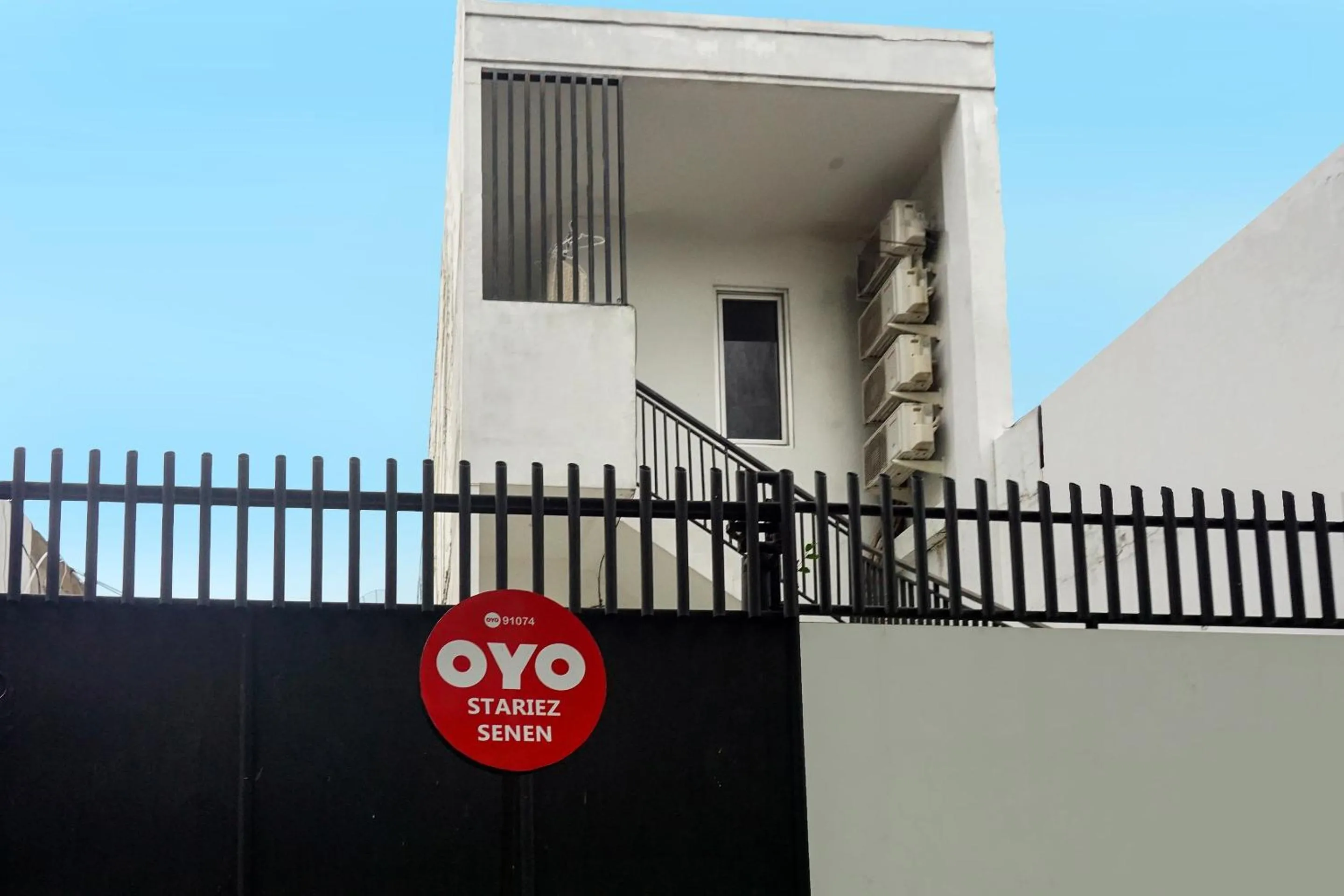 Facade/entrance in Super OYO 91074 Stariez Senen Syariah
