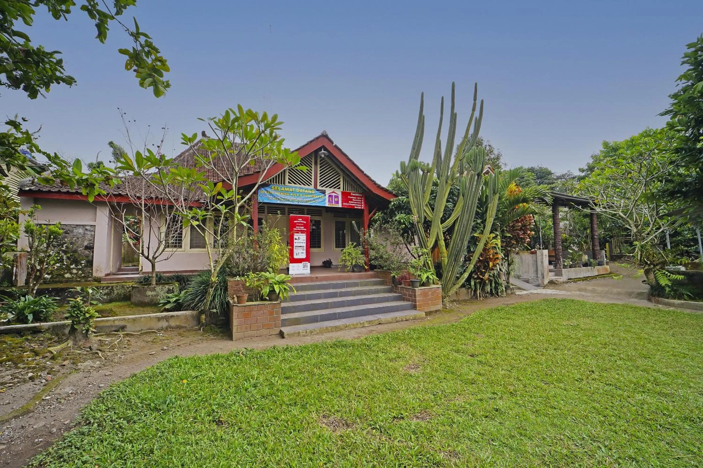 Facade/entrance in Hotel O Griya Estu Wening