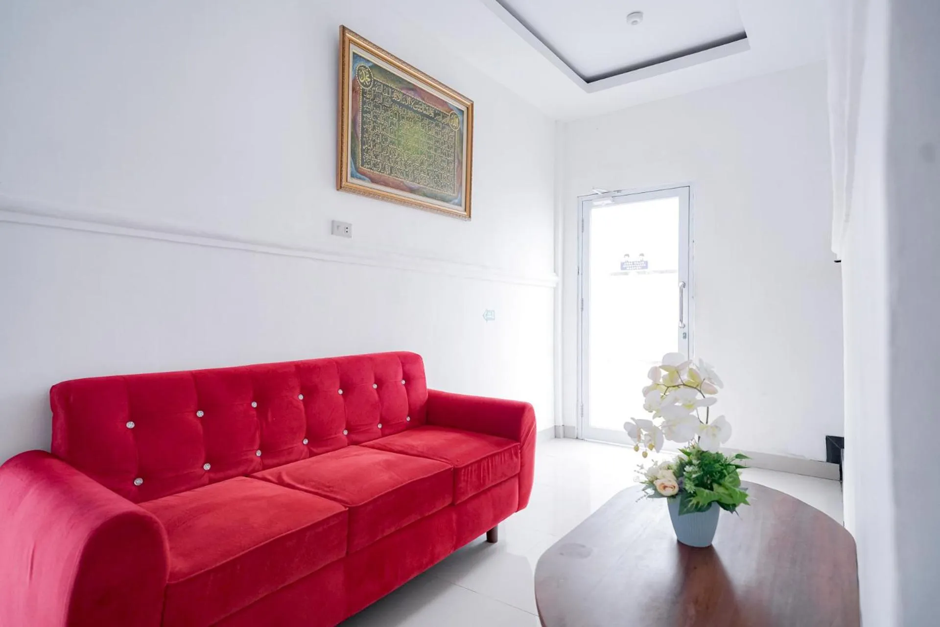 Seating area in Urbanview Hotel Pondok Indah Pringsewu By RedDoorz