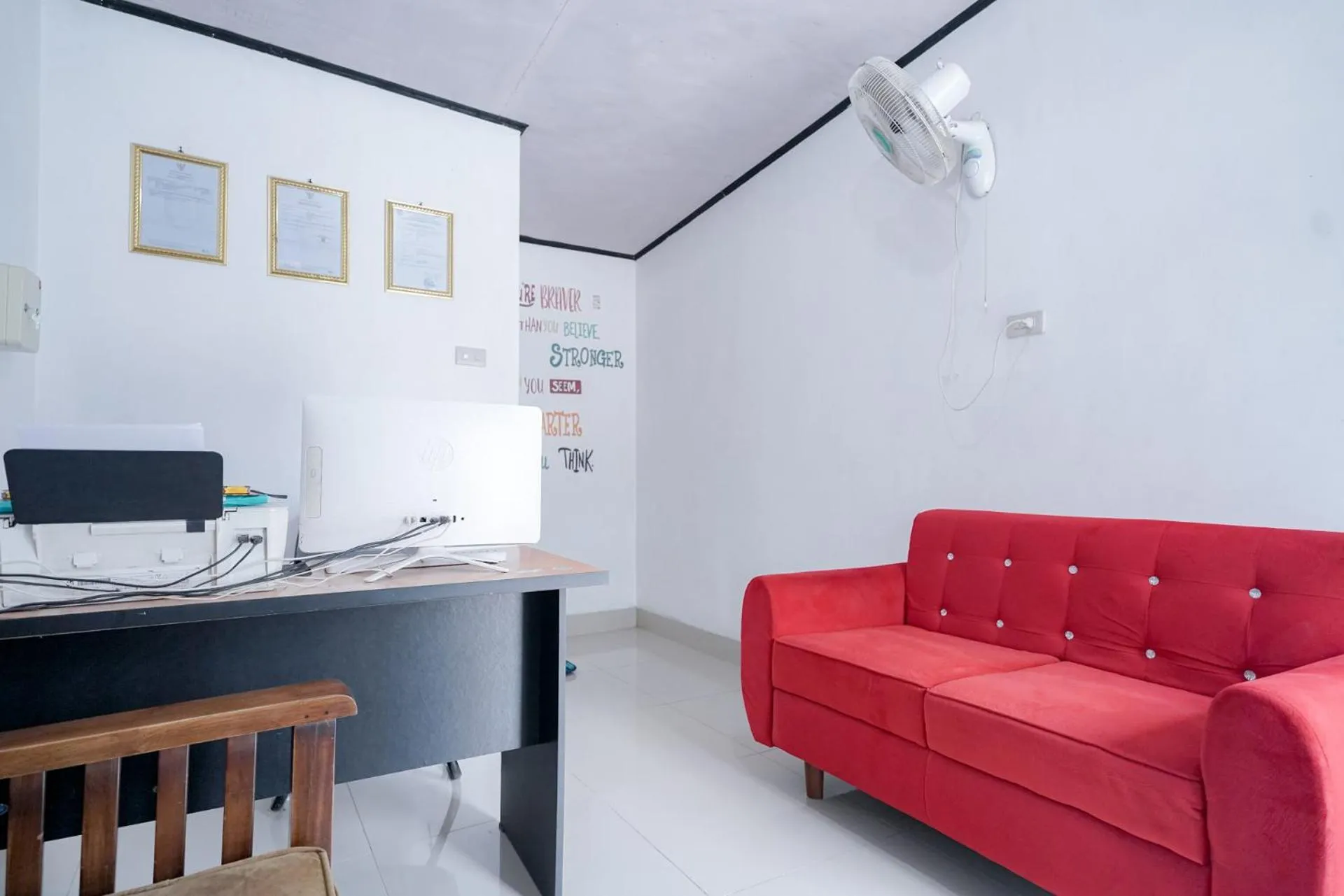 Seating area in Urbanview Hotel Pondok Indah Pringsewu By RedDoorz