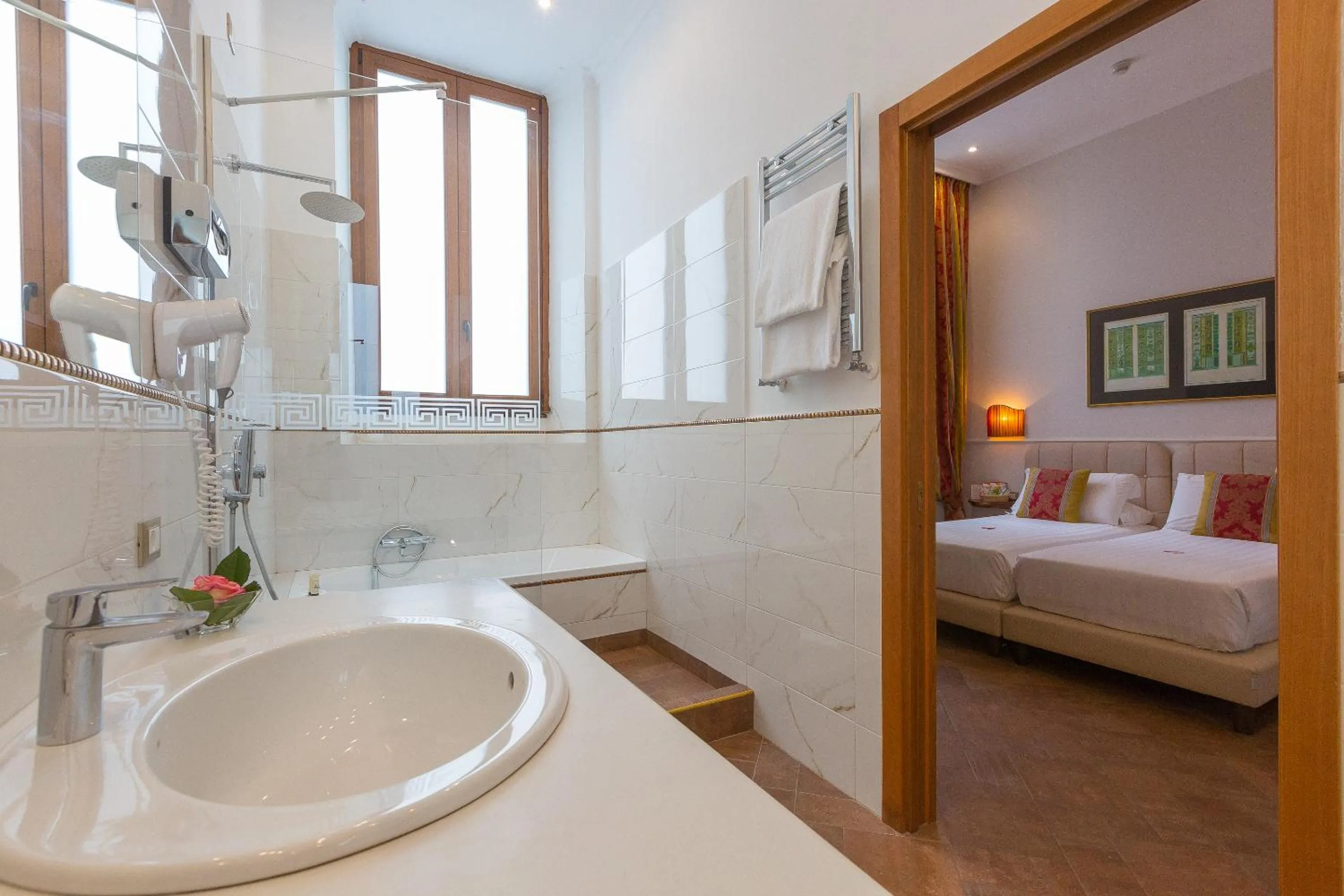 Bathroom, Bed in Hotel Milton Roma