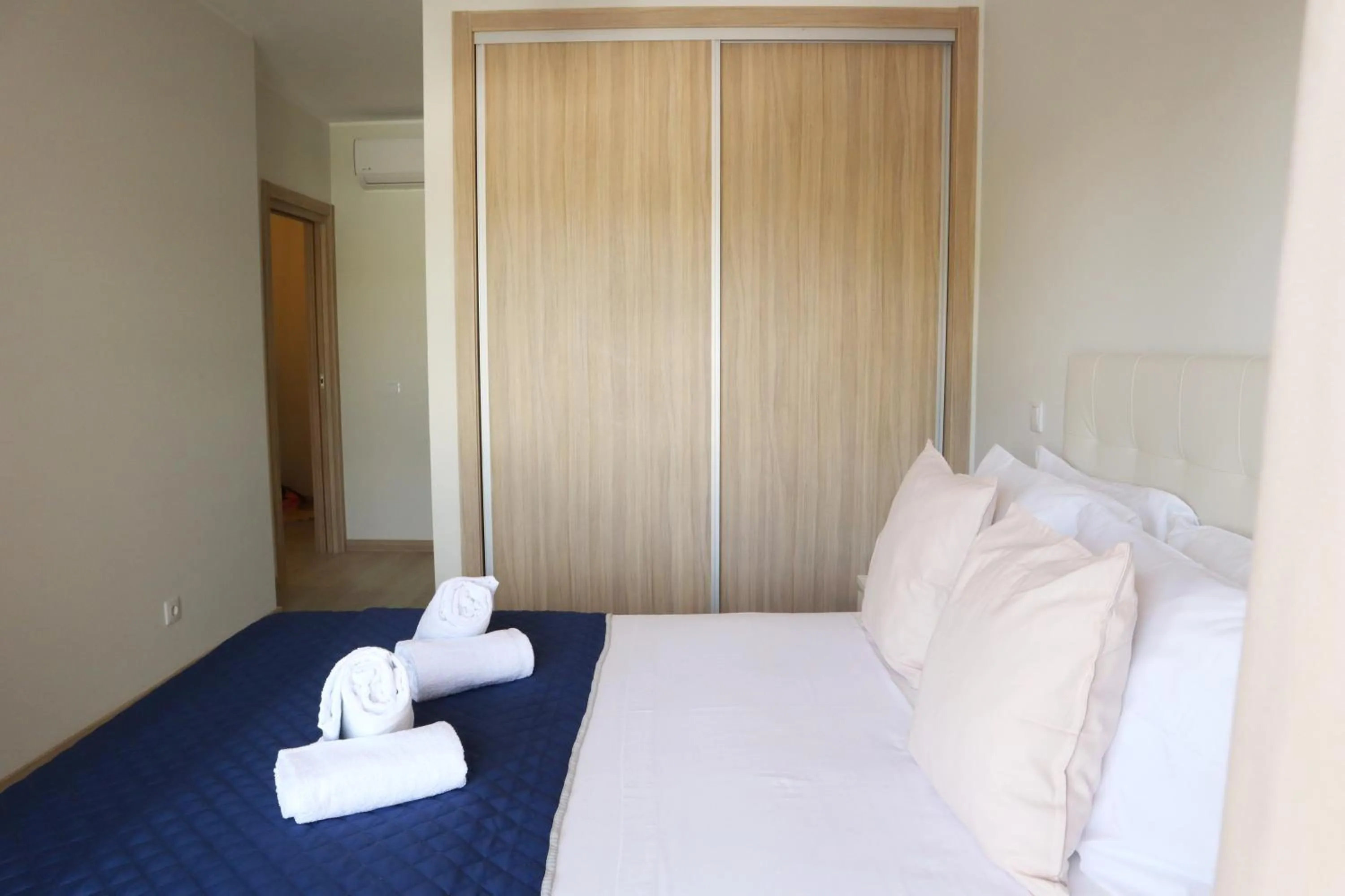 Spring, Bed in All Premium by ALgest