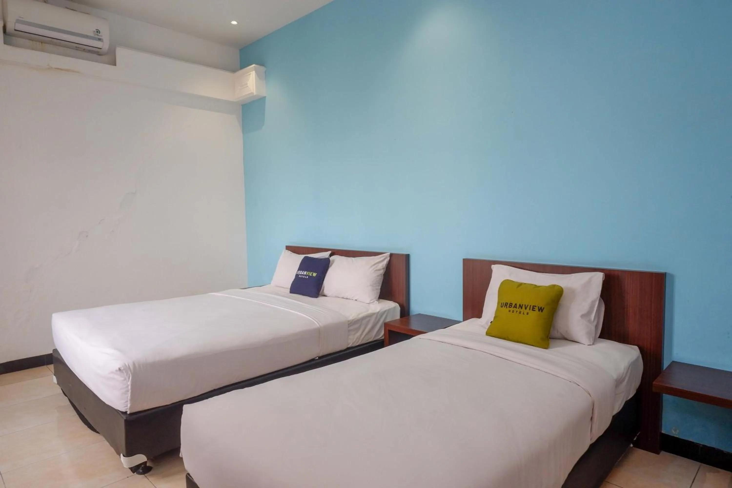 Bedroom, Bed in RedDoorz at Hotel Artama Pandanaran Semarang