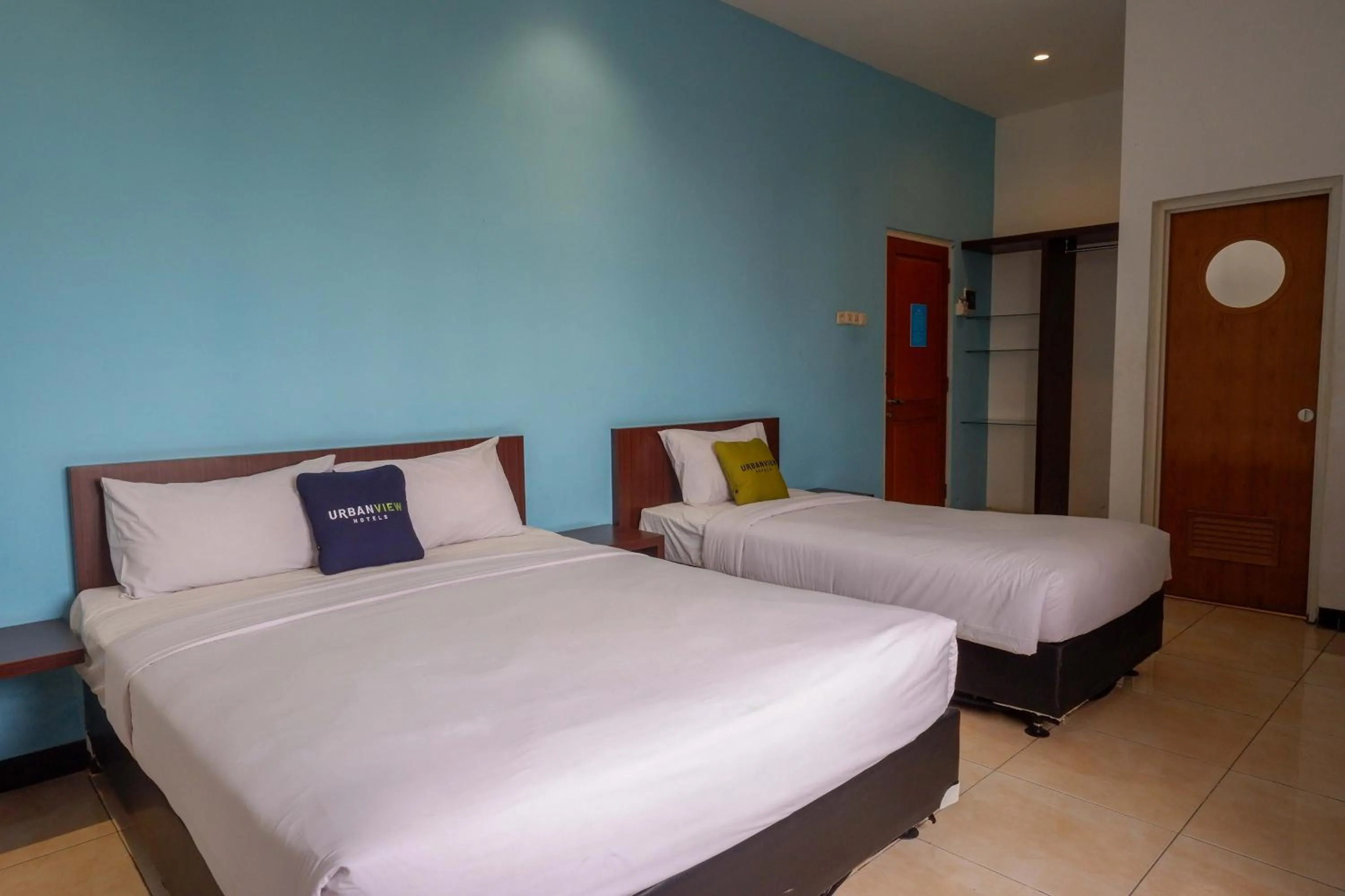 Bedroom, Bed in RedDoorz at Hotel Artama Pandanaran Semarang