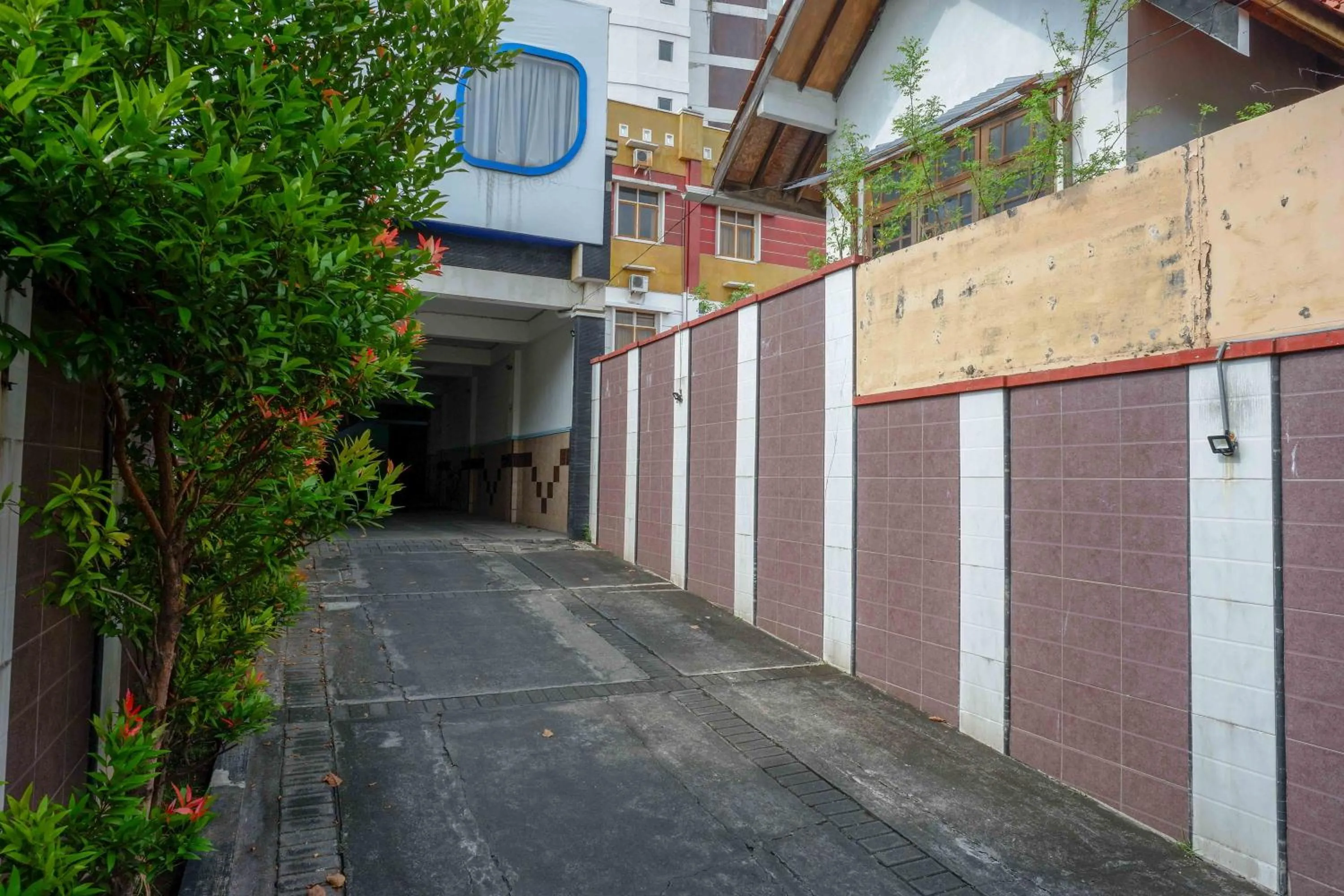 Property building in RedDoorz at Hotel Artama Pandanaran Semarang