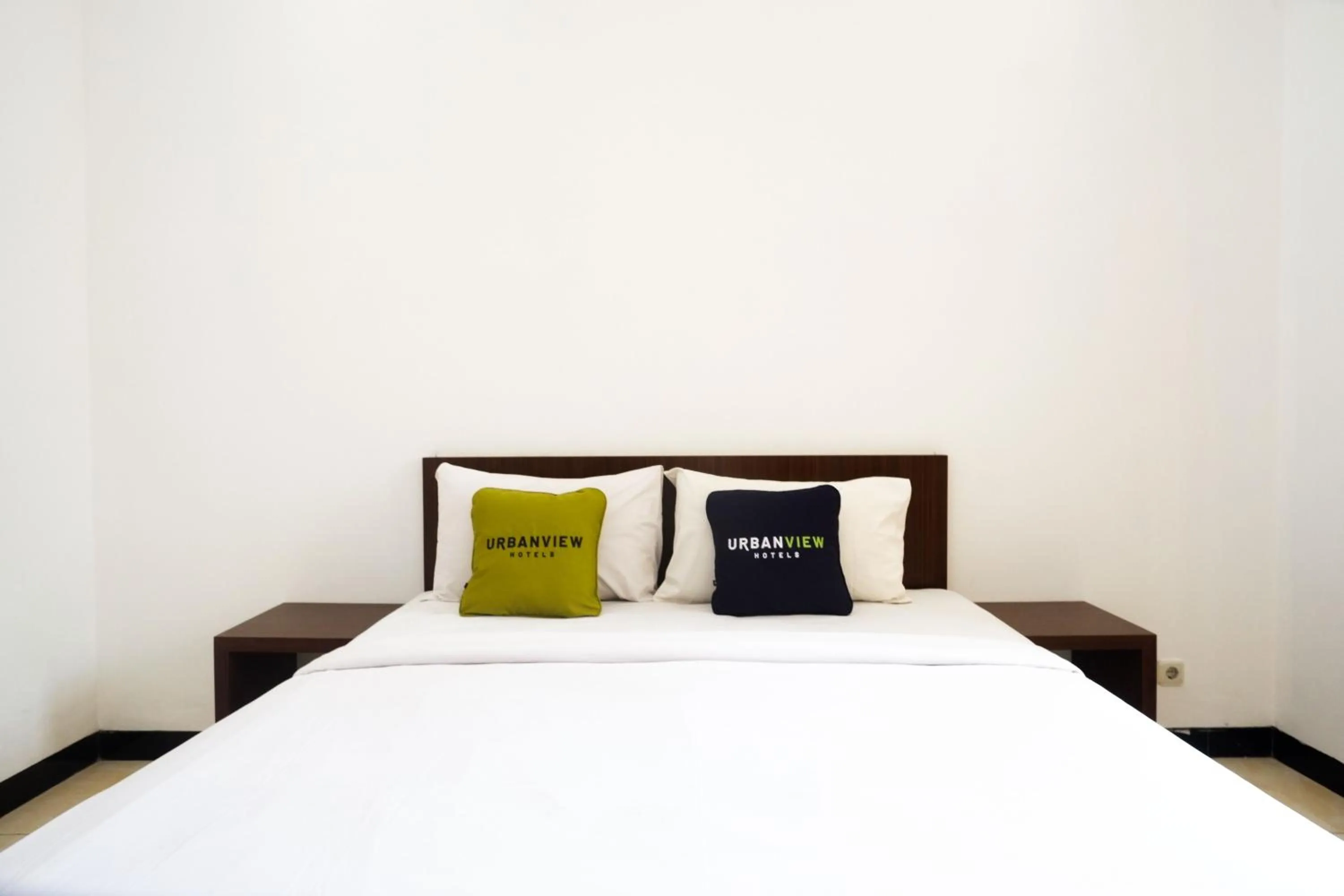 Bedroom, Bed in RedDoorz at Hotel Artama Pandanaran Semarang