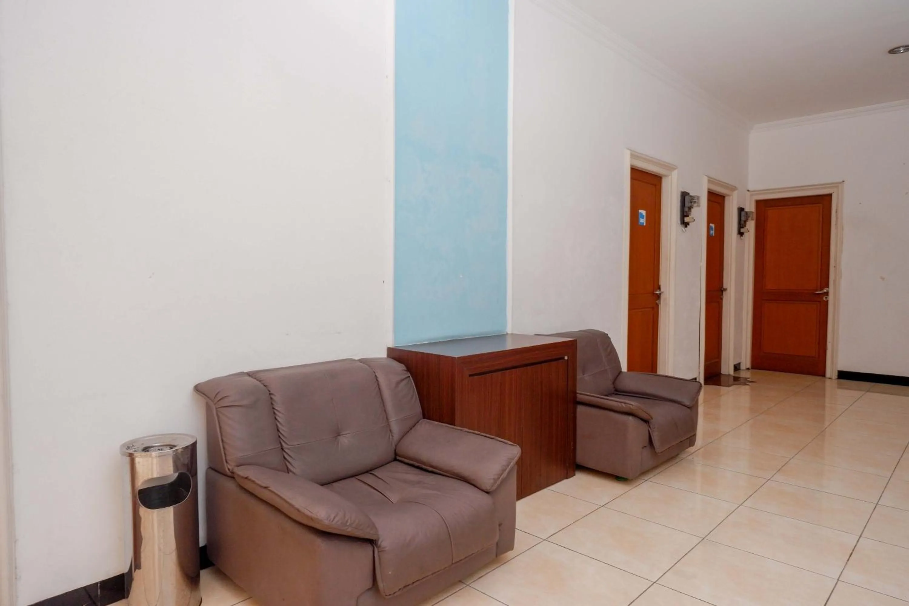 Seating area in RedDoorz at Hotel Artama Pandanaran Semarang