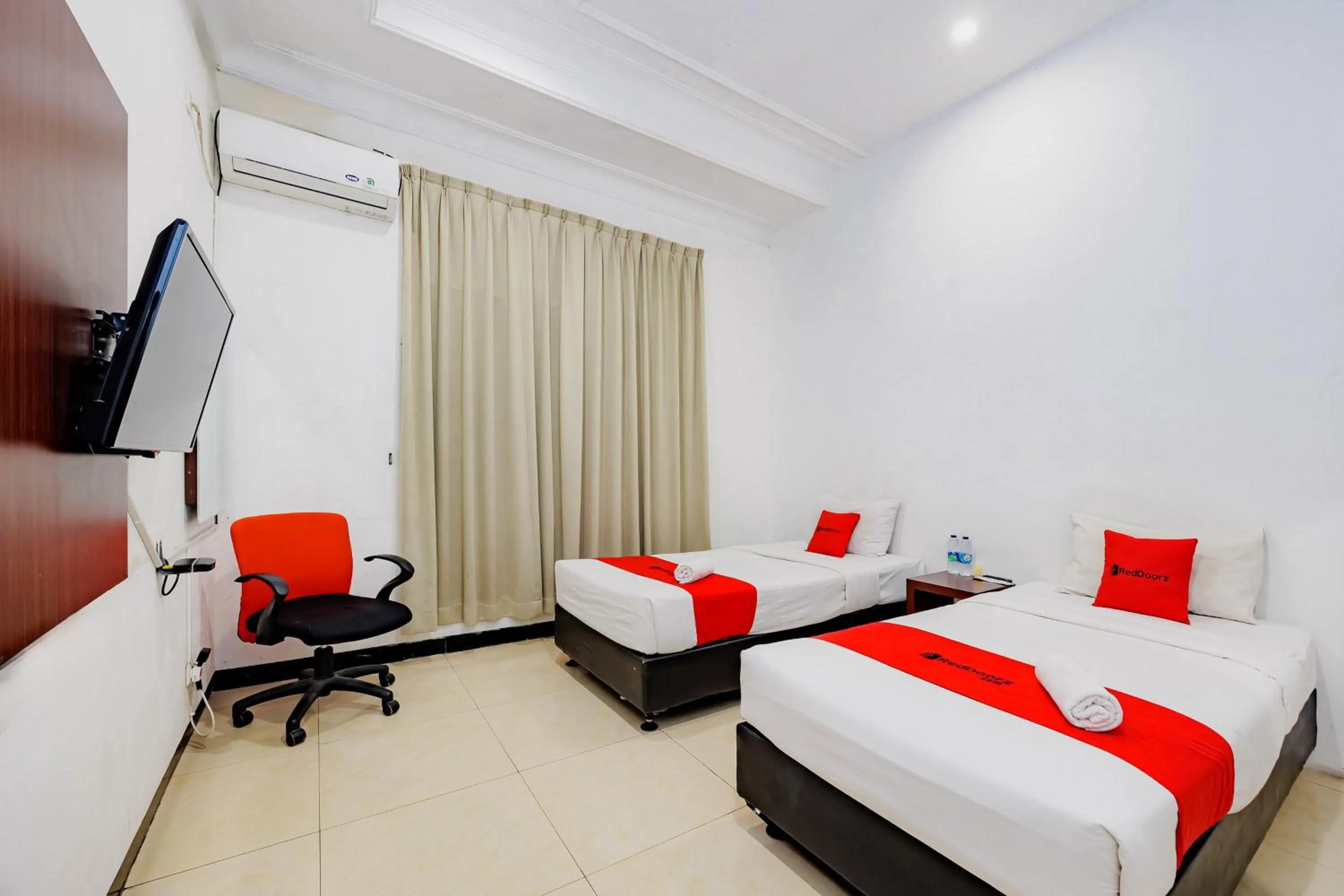 Standard Twin Room in RedDoorz at Hotel Artama Pandanaran Semarang