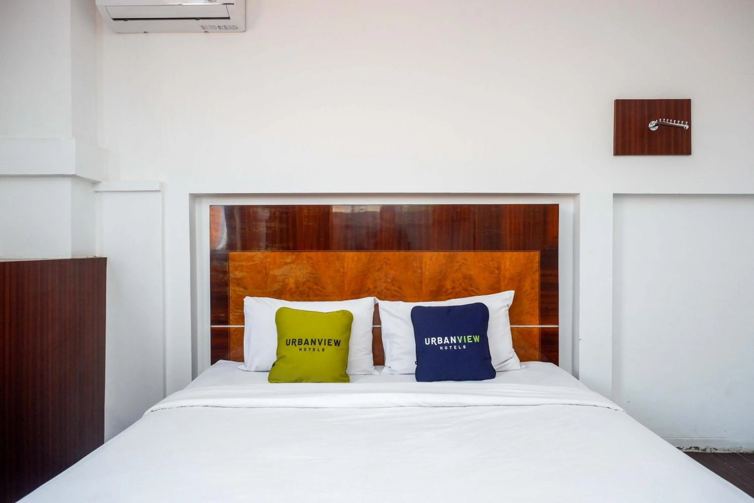 Bedroom, Bed in RedDoorz at Hotel Artama Pandanaran Semarang