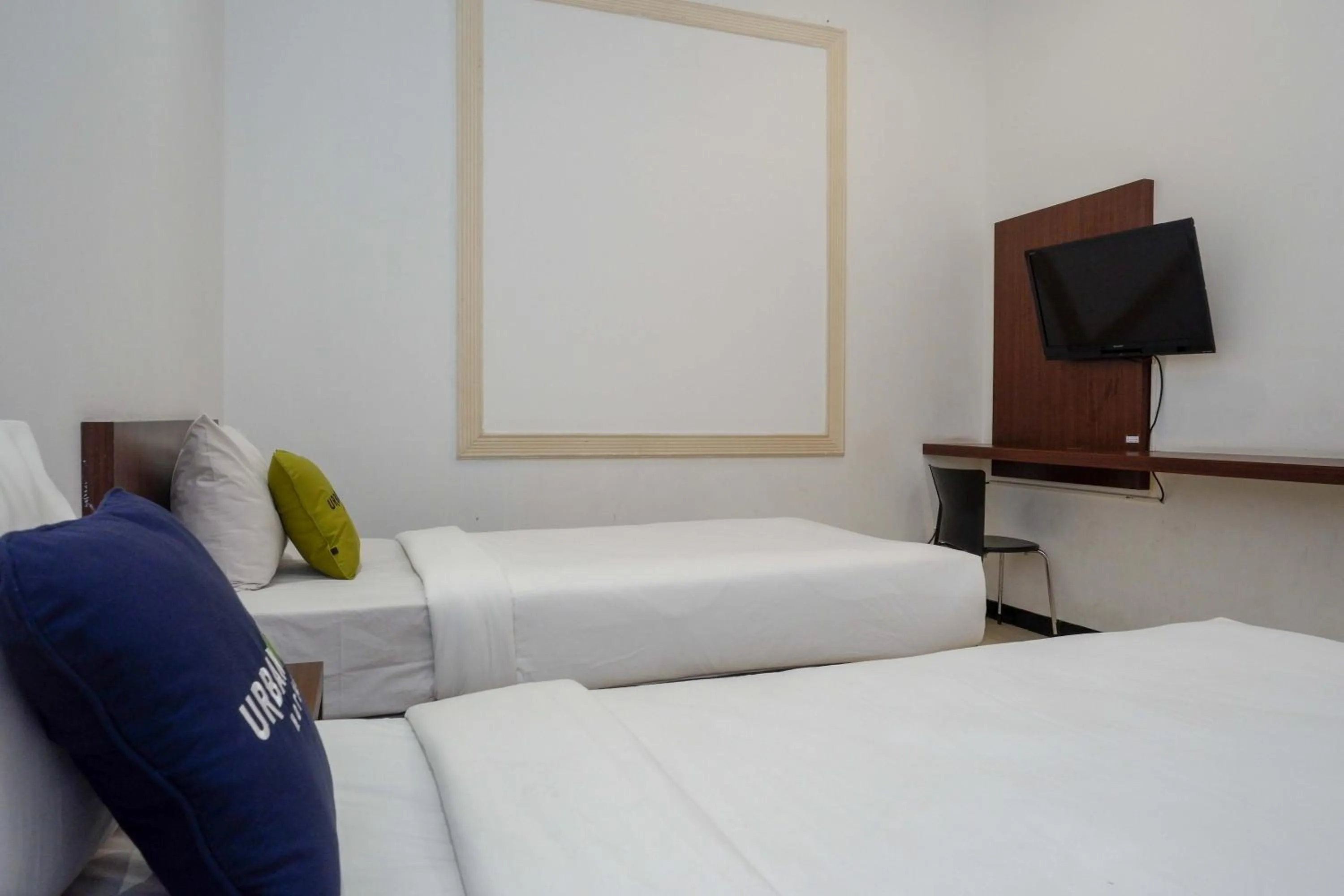 Bedroom, Bed in RedDoorz at Hotel Artama Pandanaran Semarang