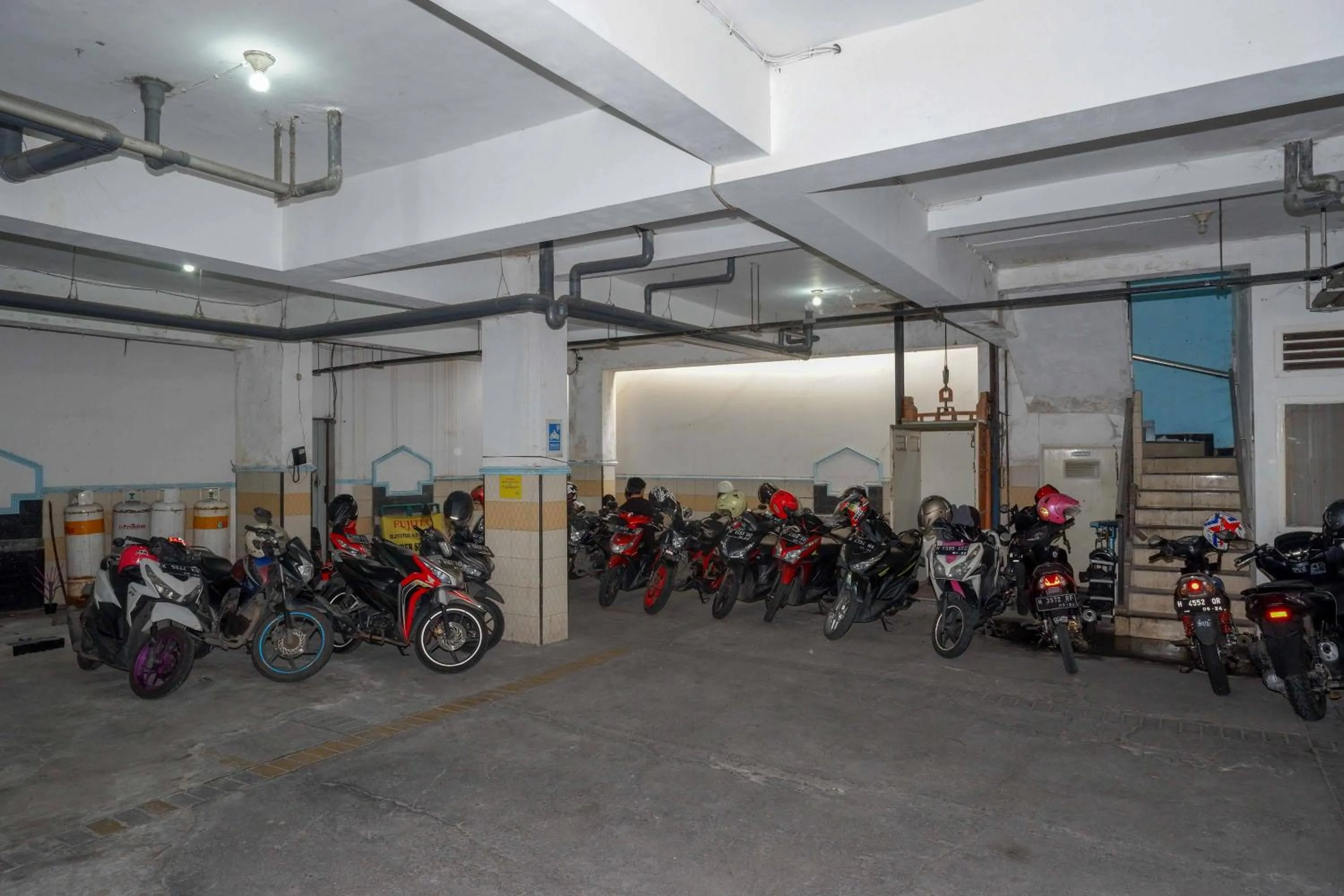 Parking in RedDoorz at Hotel Artama Pandanaran Semarang