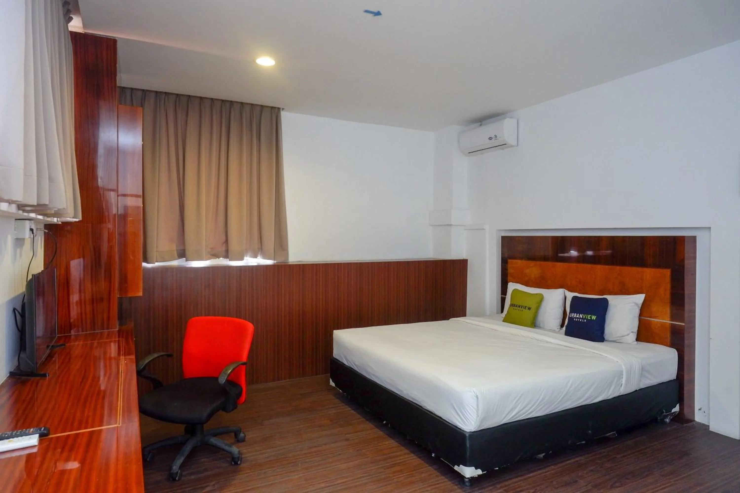 Bedroom, Bed in RedDoorz at Hotel Artama Pandanaran Semarang