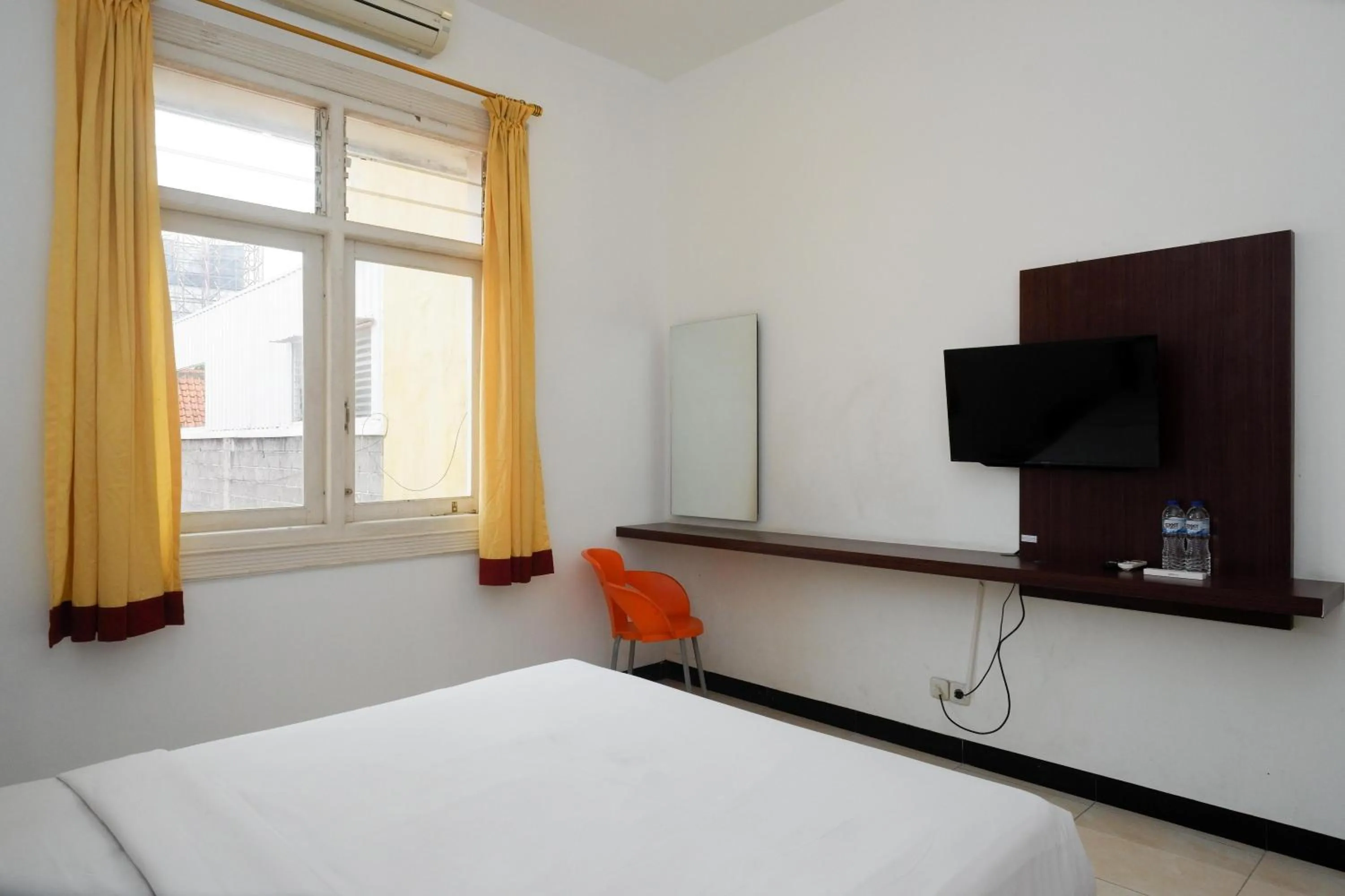 Bedroom, Bed in RedDoorz at Hotel Artama Pandanaran Semarang