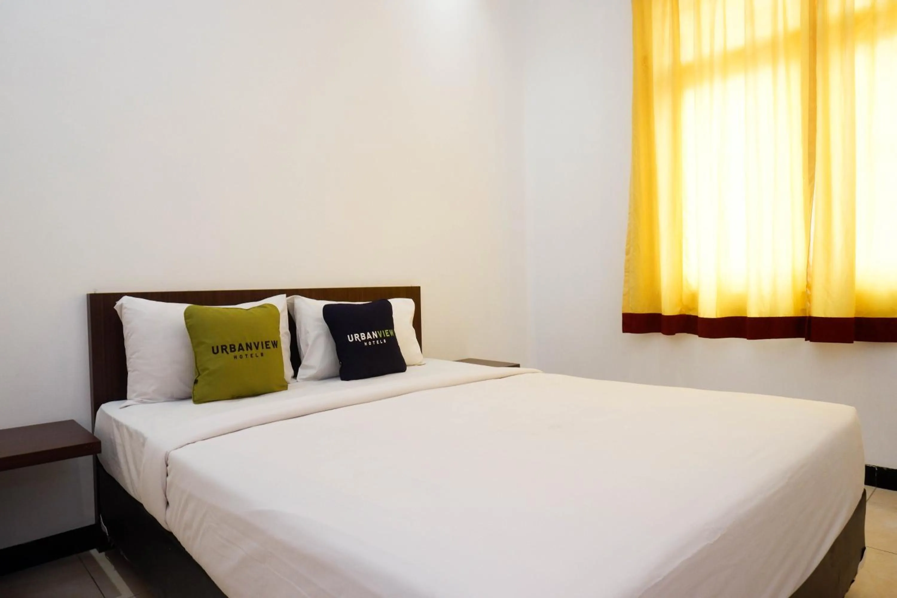 Bedroom, Bed in RedDoorz at Hotel Artama Pandanaran Semarang