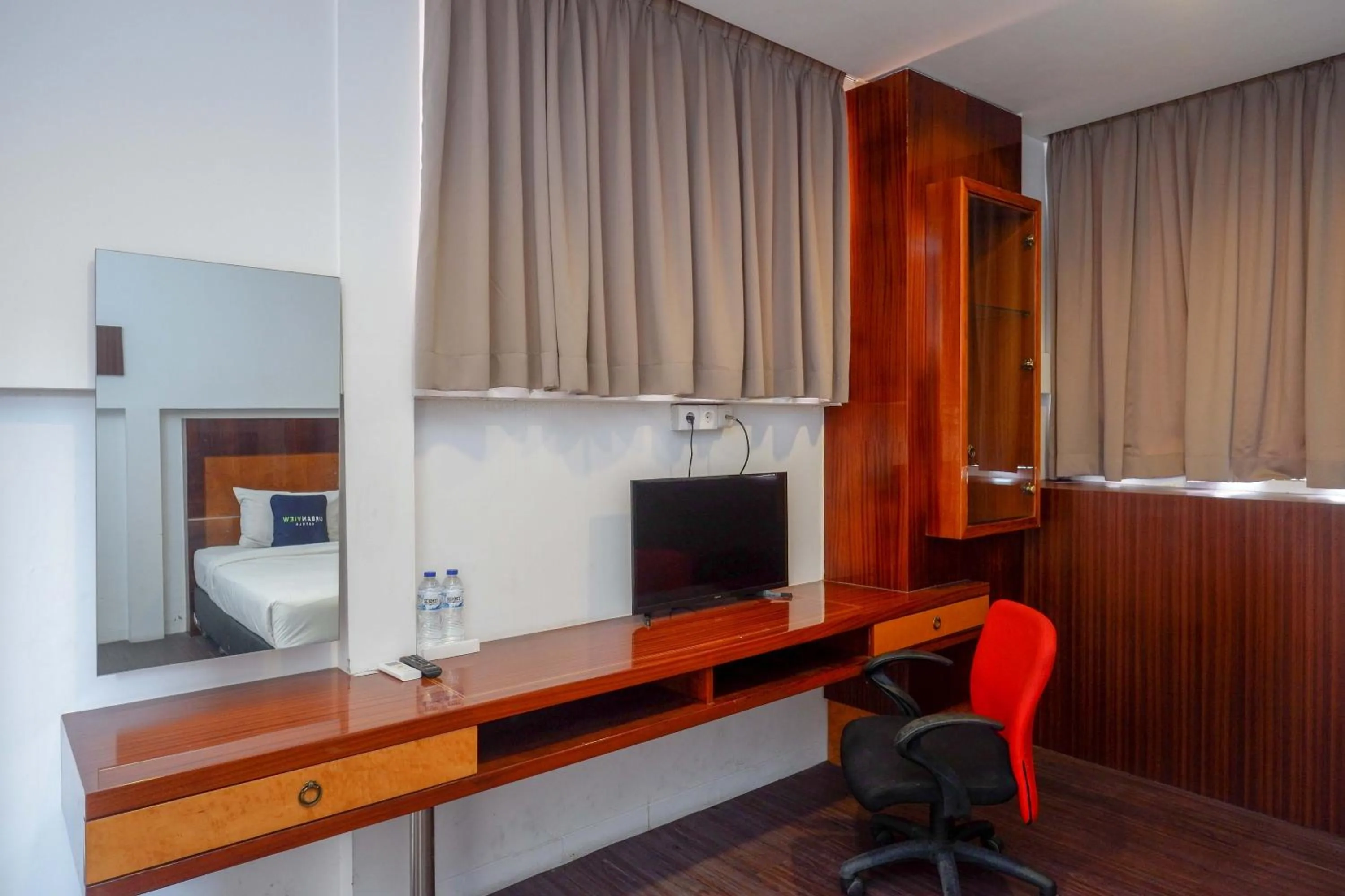 TV and multimedia in RedDoorz at Hotel Artama Pandanaran Semarang