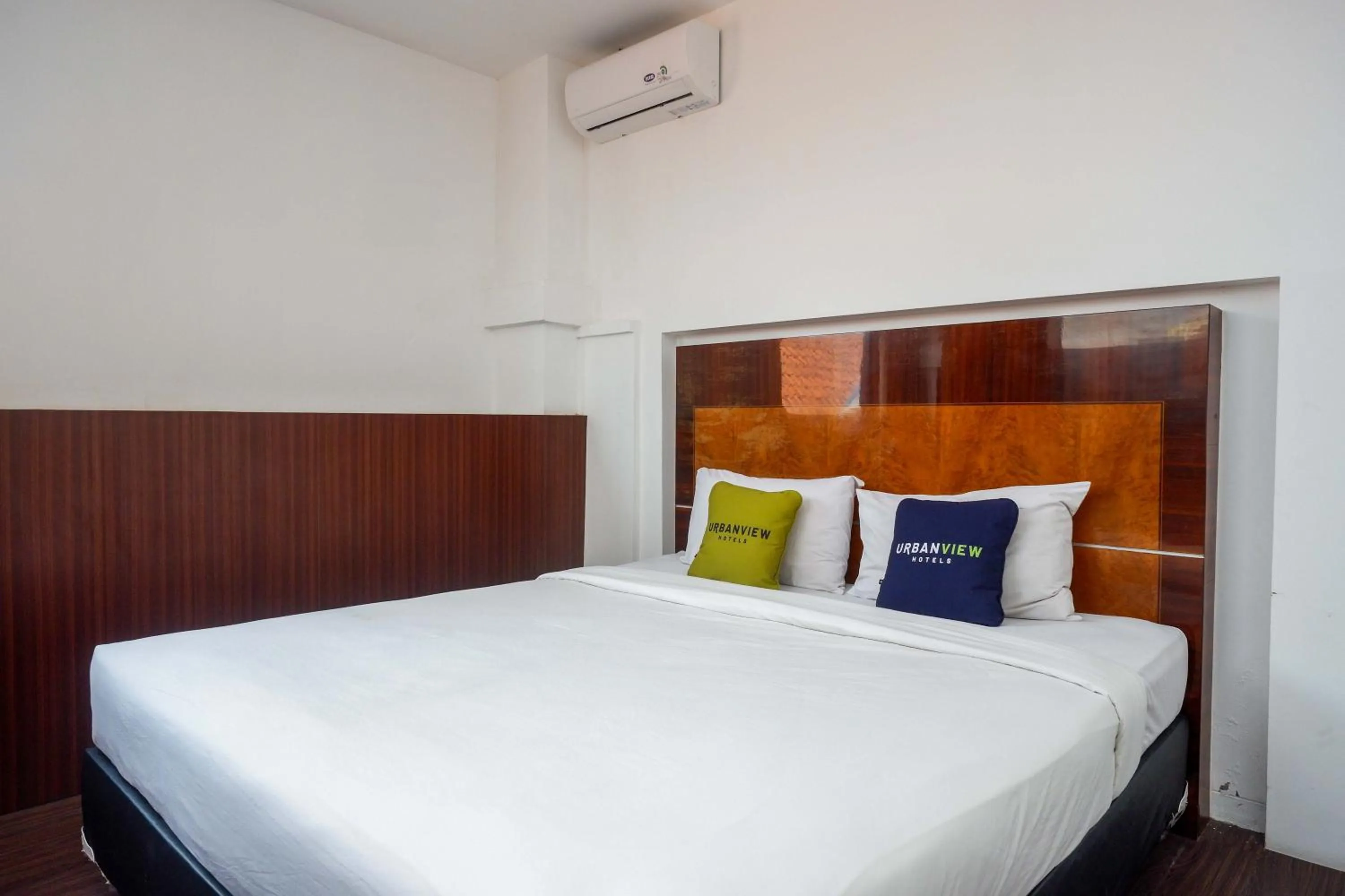 Bedroom, Bed in RedDoorz at Hotel Artama Pandanaran Semarang