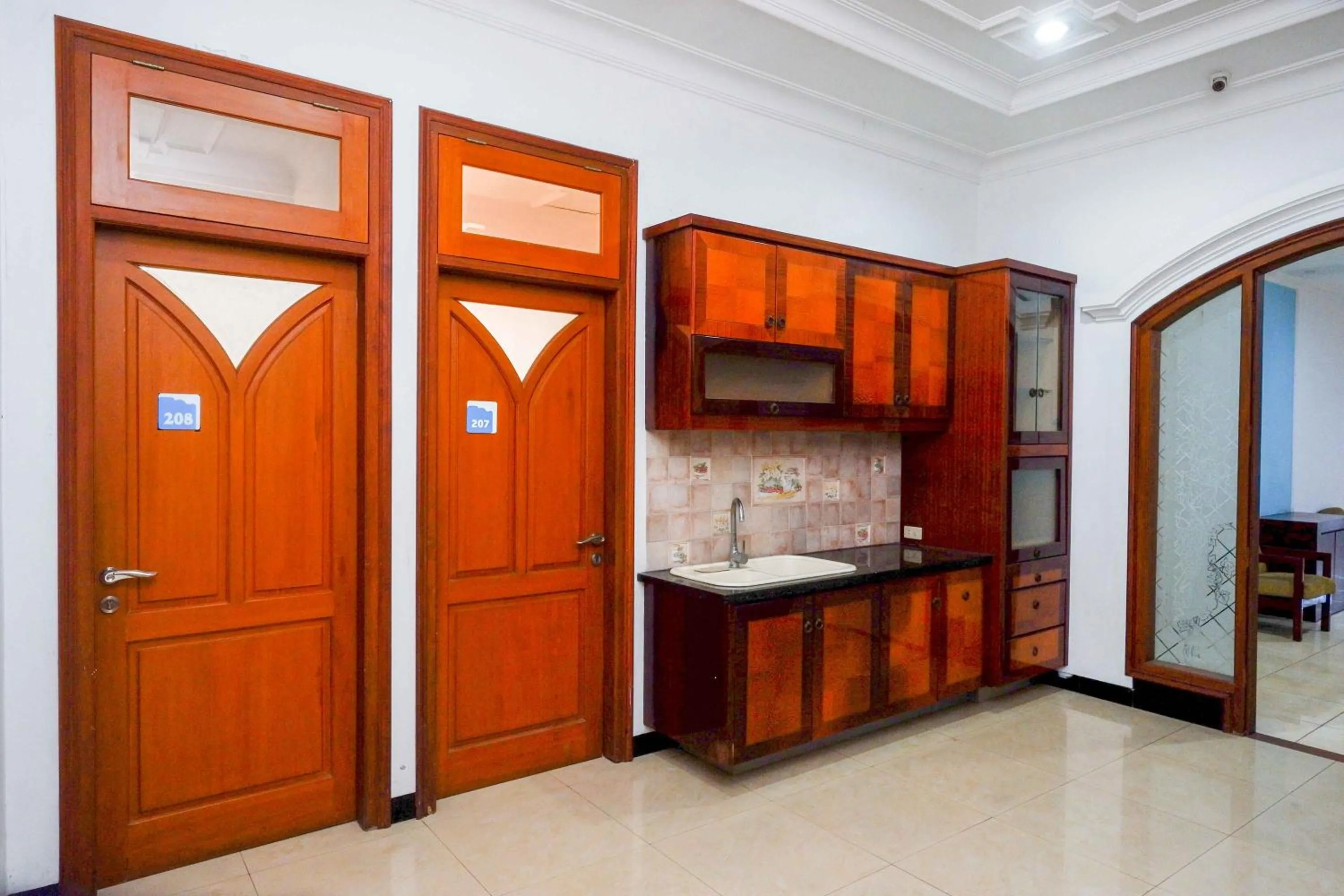 Kitchen or kitchenette in RedDoorz at Hotel Artama Pandanaran Semarang