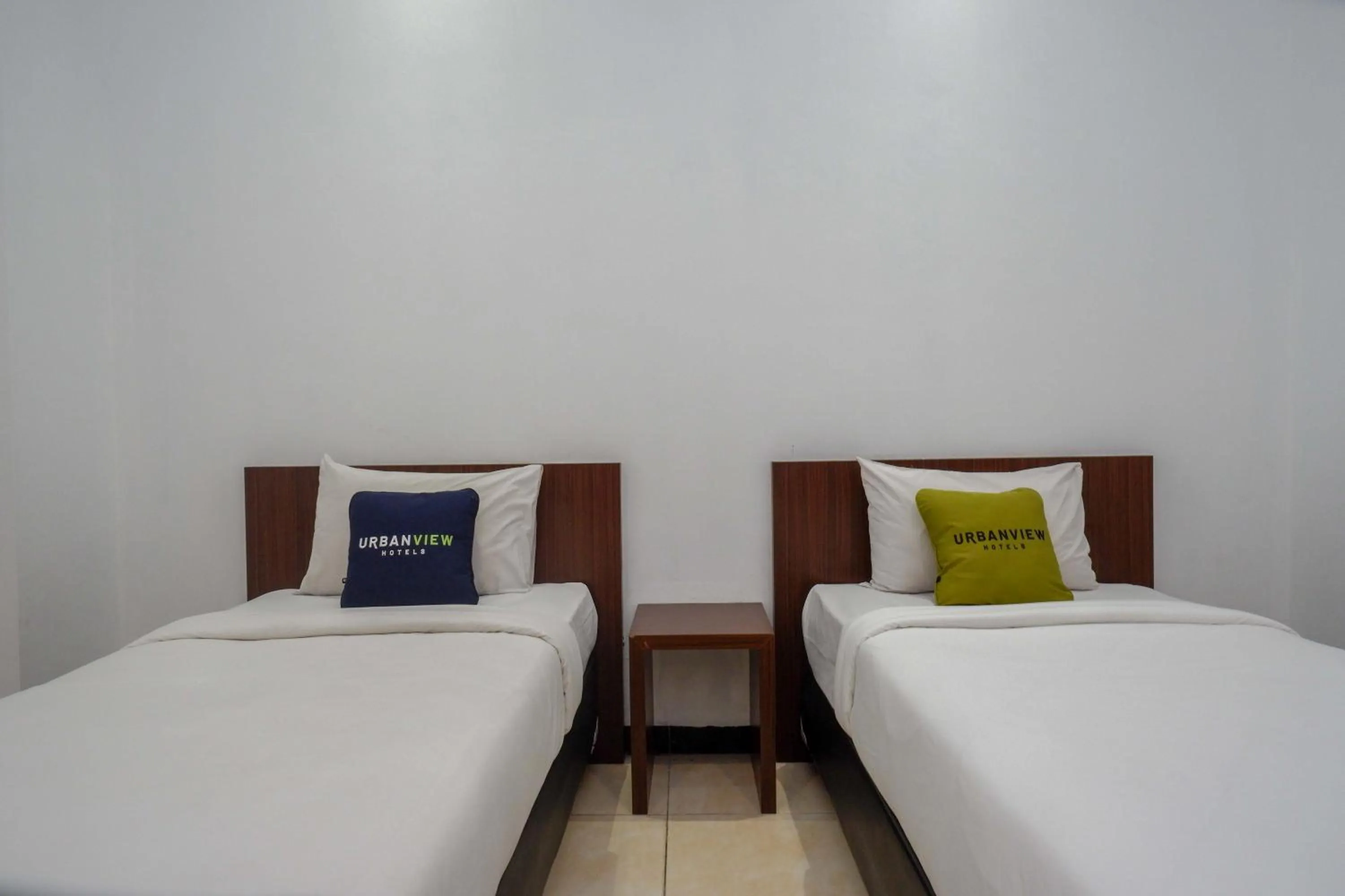 Bedroom, Bed in RedDoorz at Hotel Artama Pandanaran Semarang