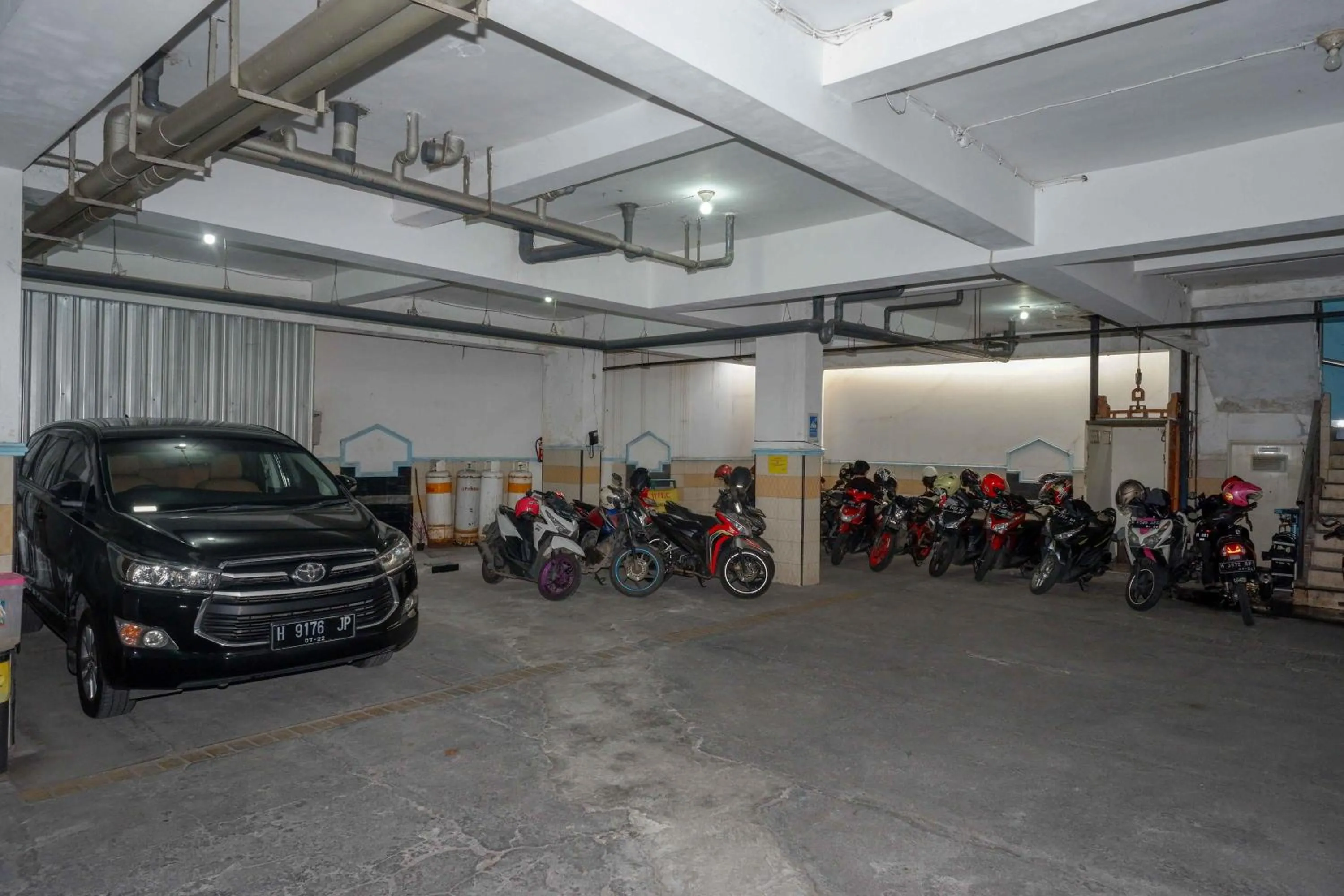 Parking in RedDoorz at Hotel Artama Pandanaran Semarang