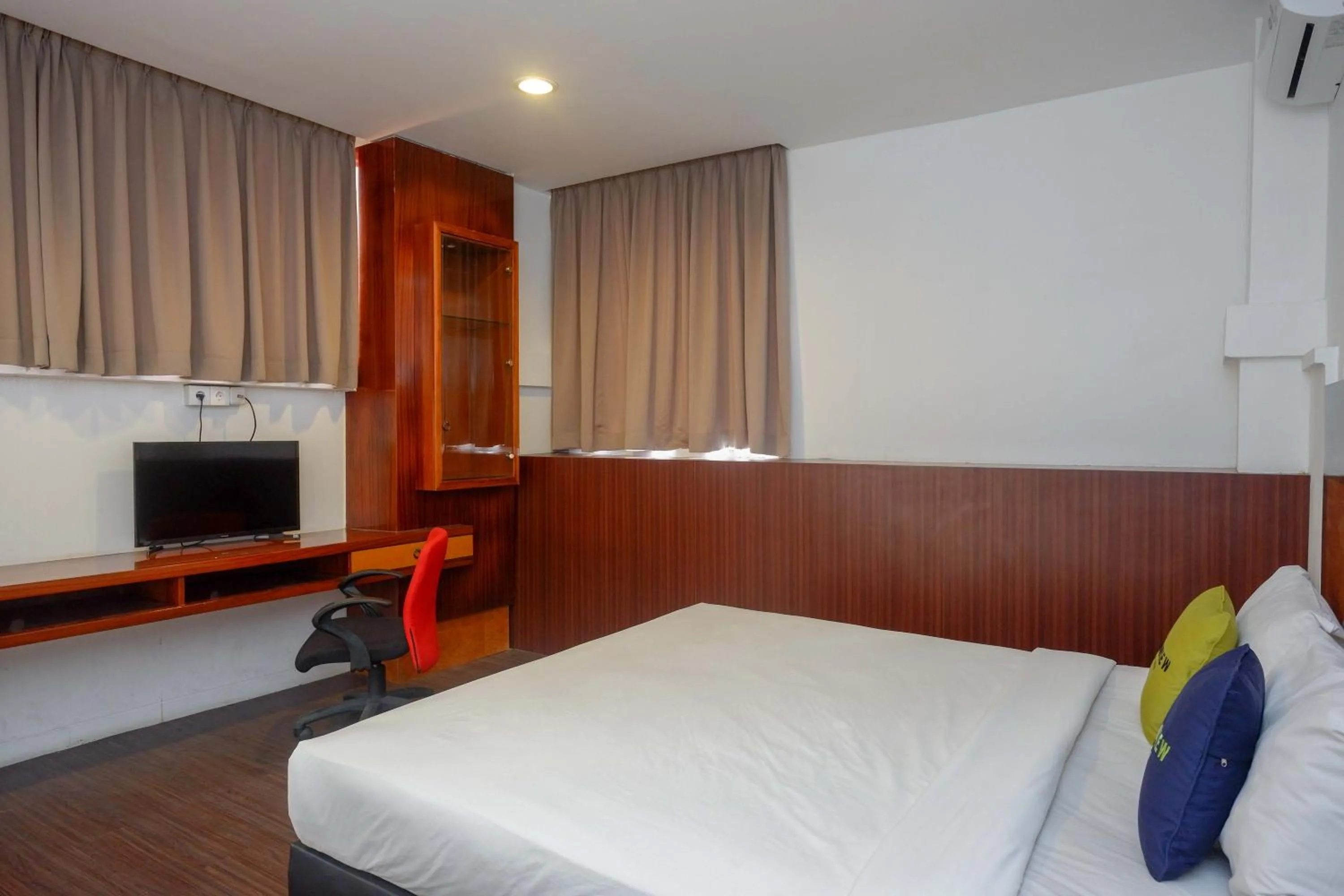 Bedroom, Bed in RedDoorz at Hotel Artama Pandanaran Semarang