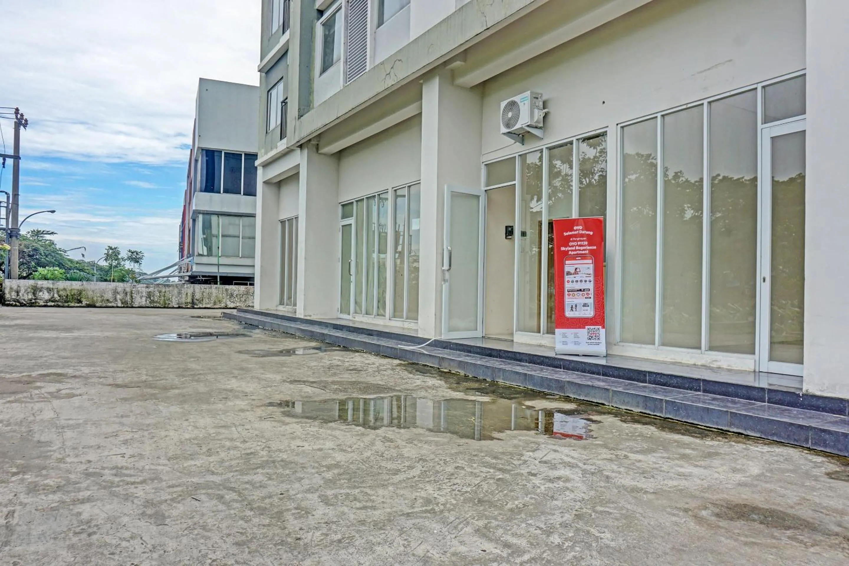 Facade/entrance in Hotel O Skyland Bogorienze Apartment