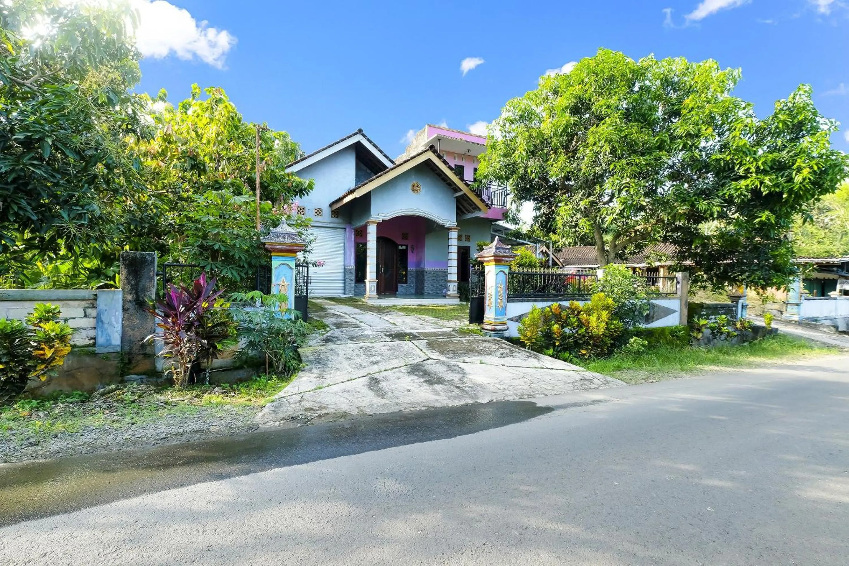 Facade/entrance in OYO Homes 91154 Desa Wisata Wayang Manyaran Wonogiri