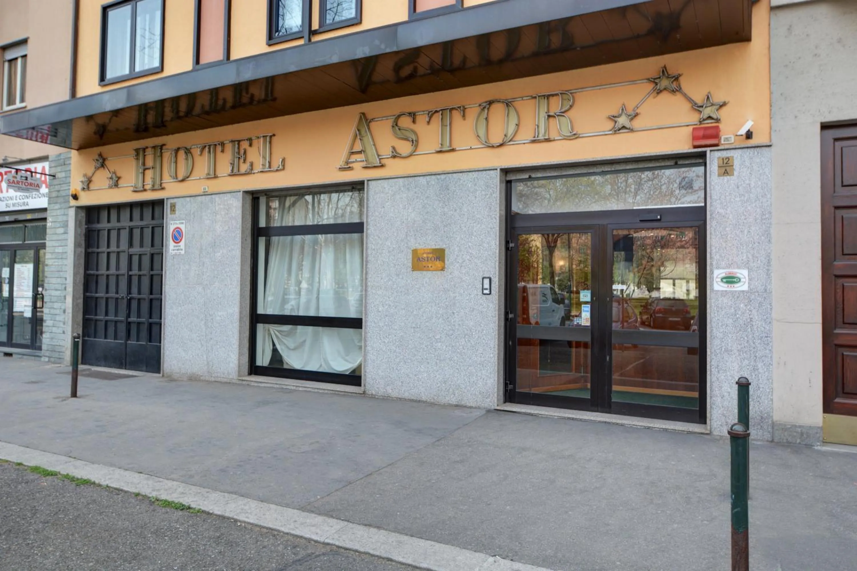 Facade/entrance in Astor Hotel