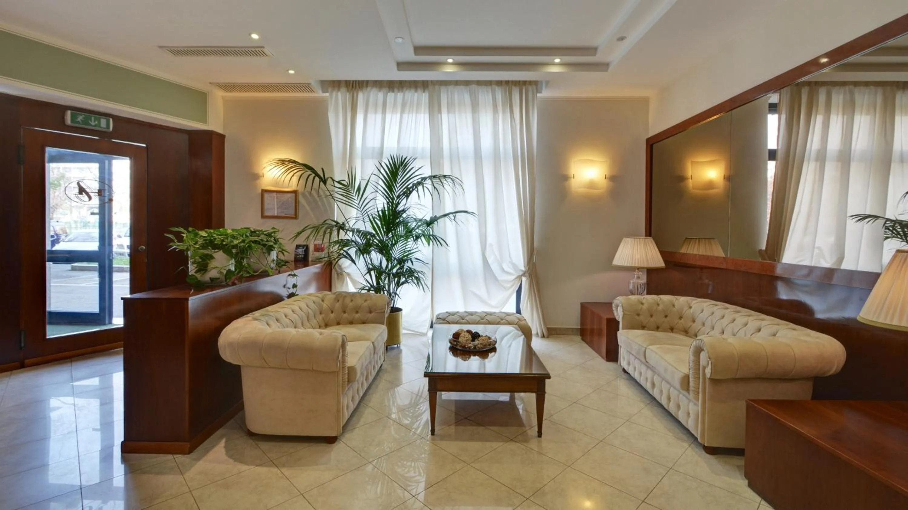 Communal lounge/ TV room in Astor Hotel