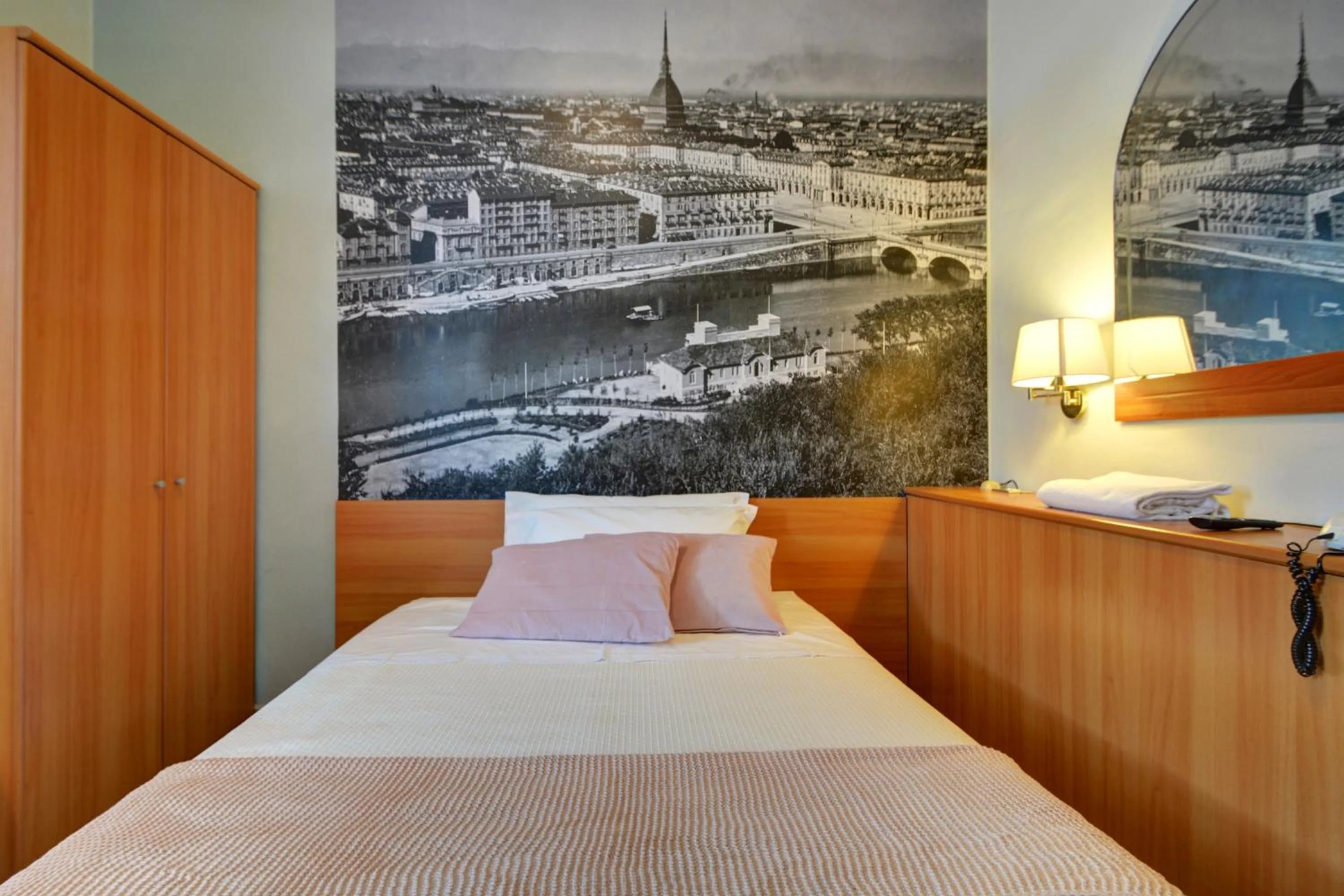 Bedroom, Bed in Astor Hotel