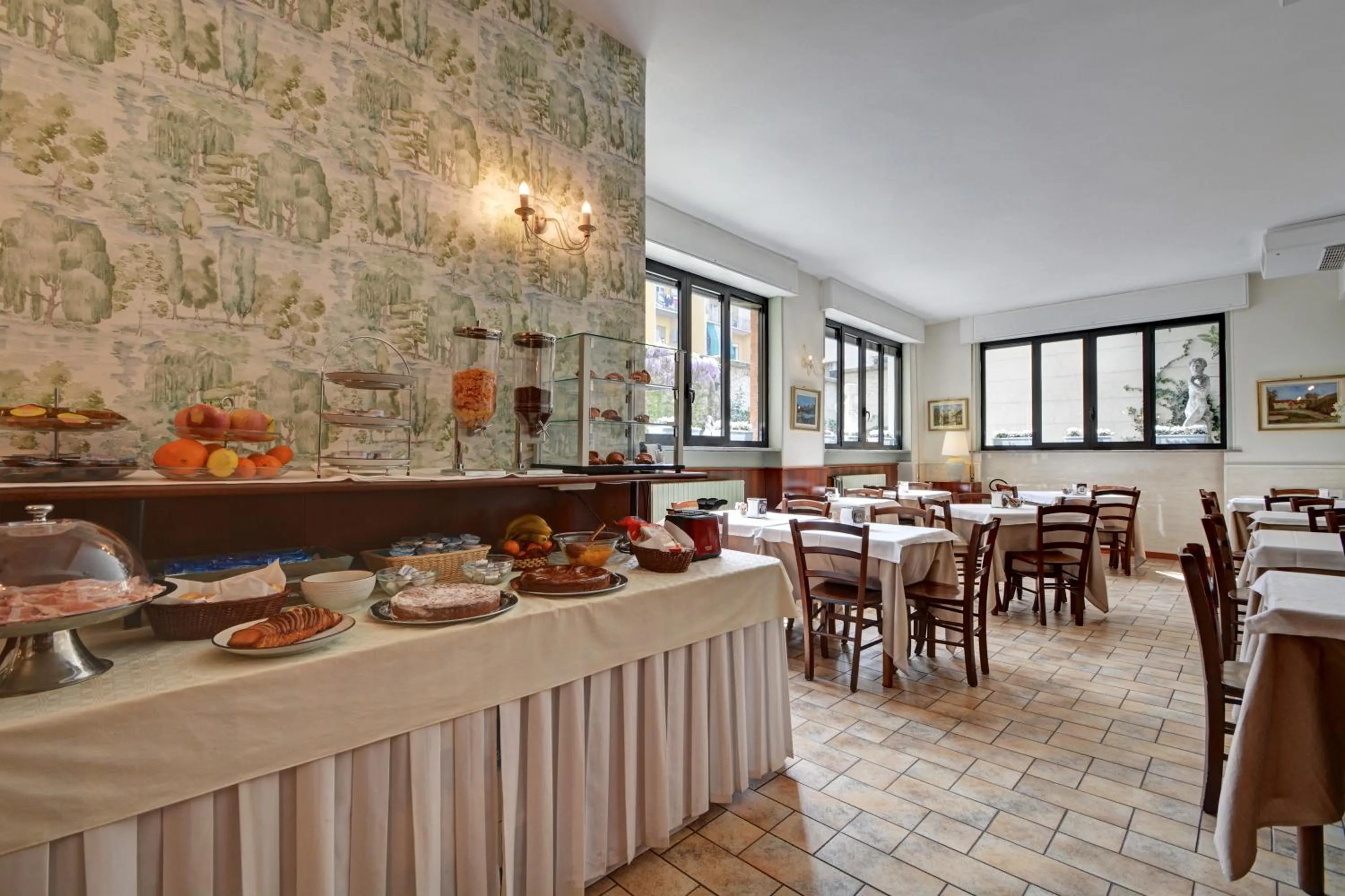 Restaurant/places to eat in Astor Hotel