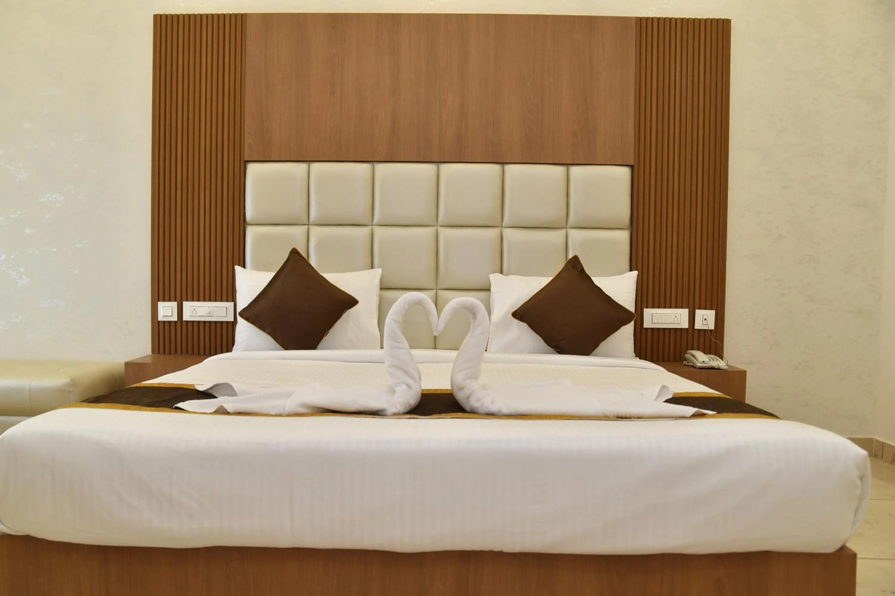 Bed in Sukhi A Luxury Stay Inn
