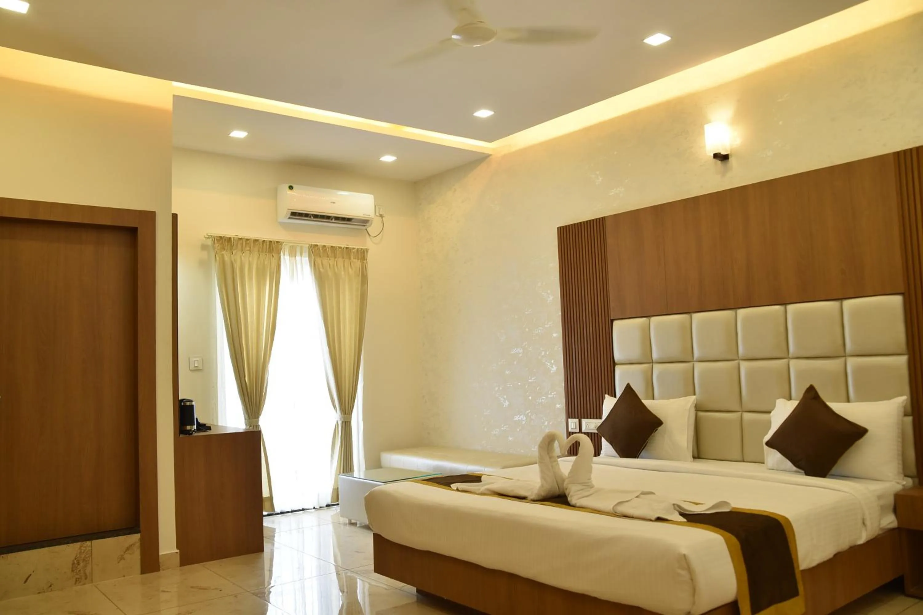 Bed in Sukhi A Luxury Stay Inn