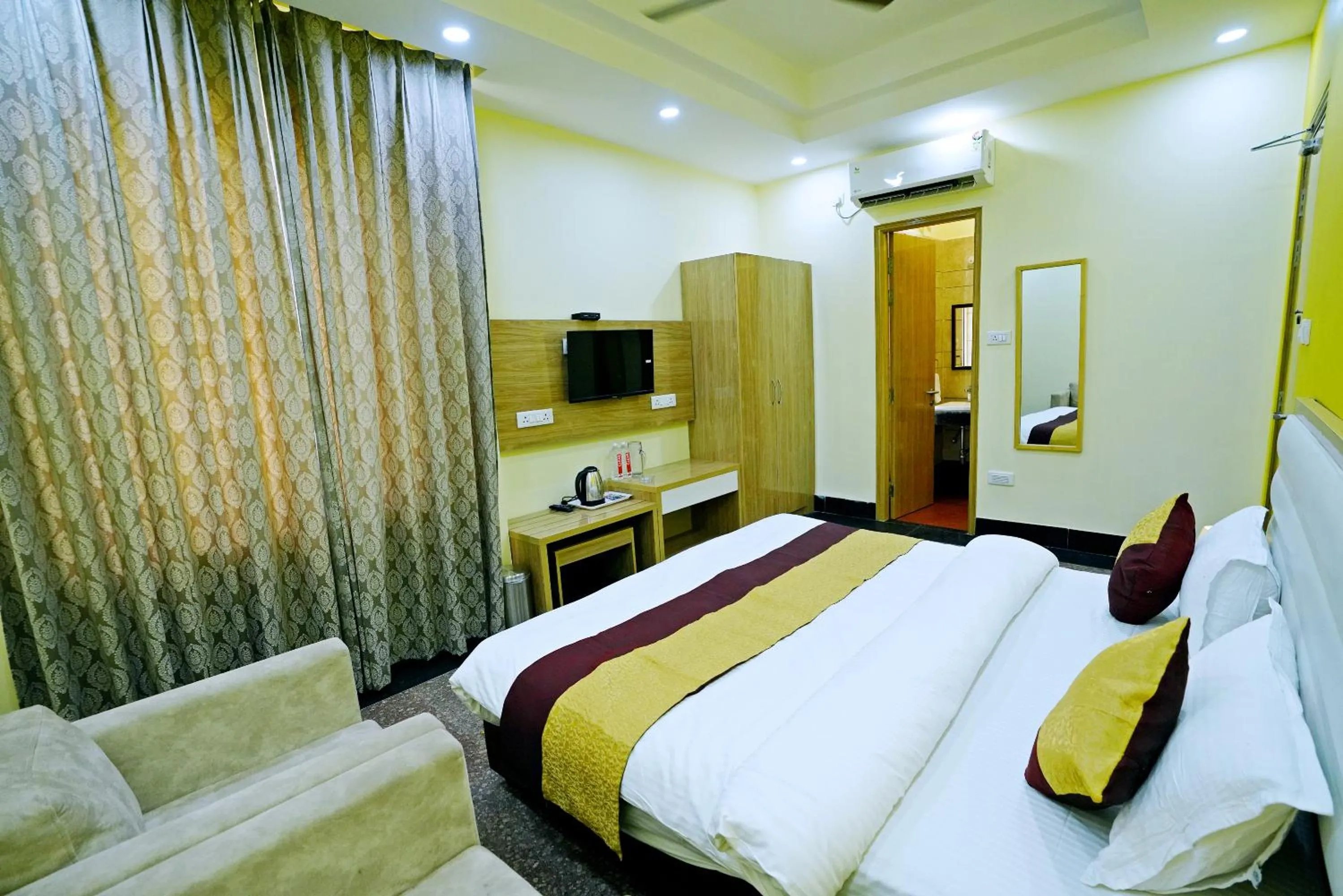 Coffee/tea facilities, Bed in Hotel SKS Grand Palace-Vrindāvan