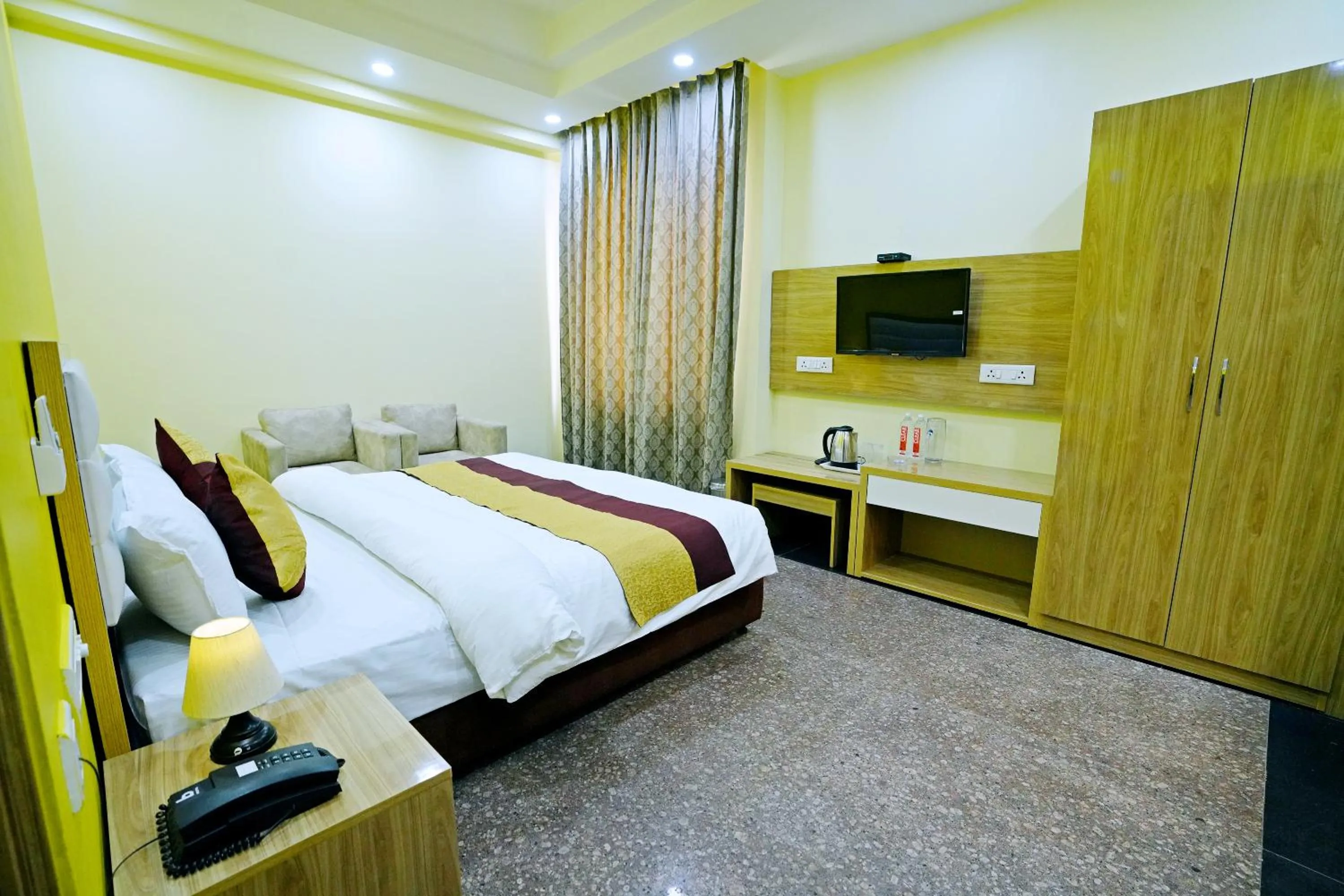 TV and multimedia, Bed in Hotel SKS Grand Palace-Vrindāvan