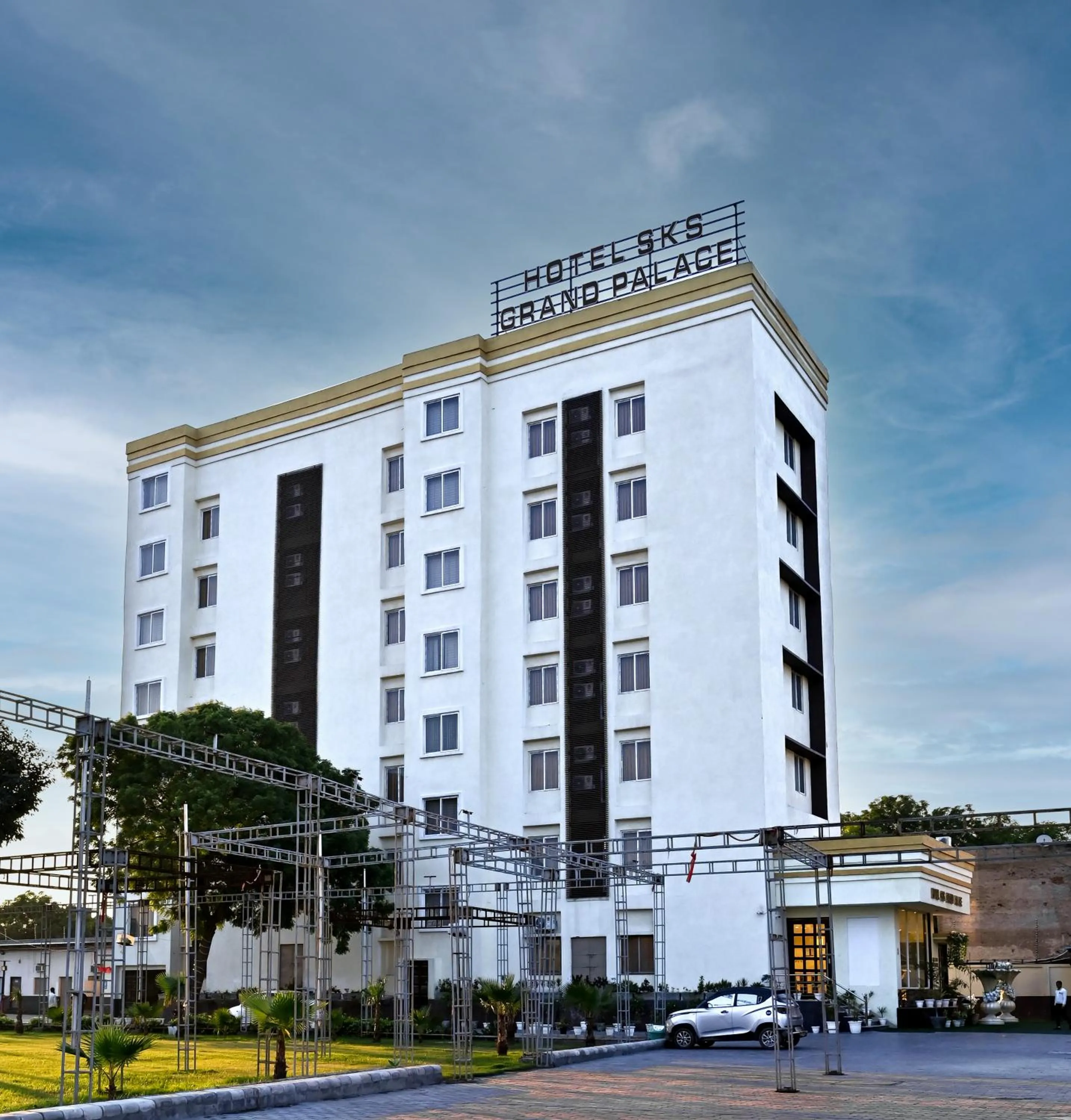 Property building in Hotel SKS Grand Palace-Vrindāvan