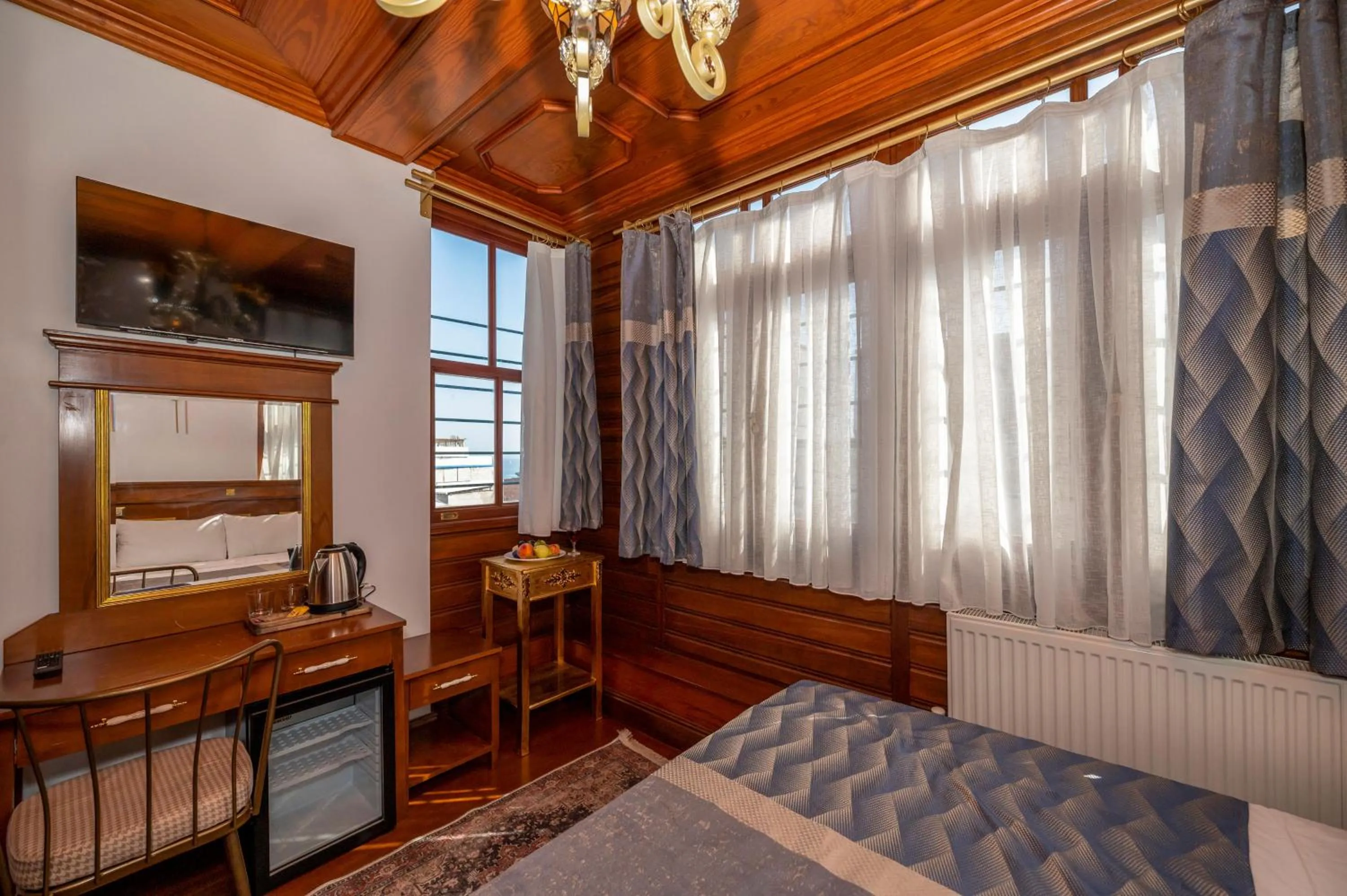 Bed in Valeria Antique 1892